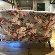 Ensemble de deux canapés de forme crapaud recouverts d’un tissu fleuri