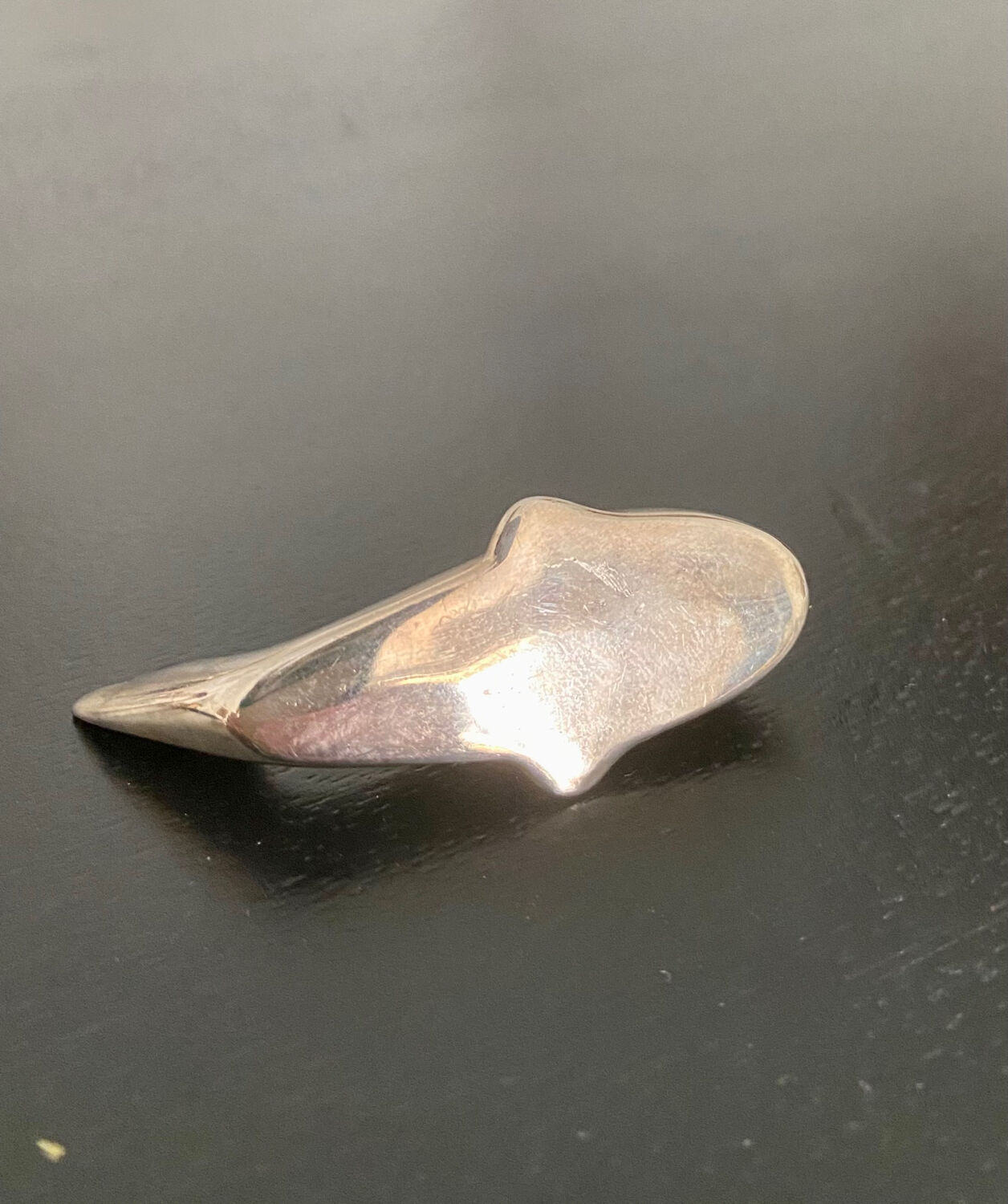8 whale-shaped knife holders in silver metal