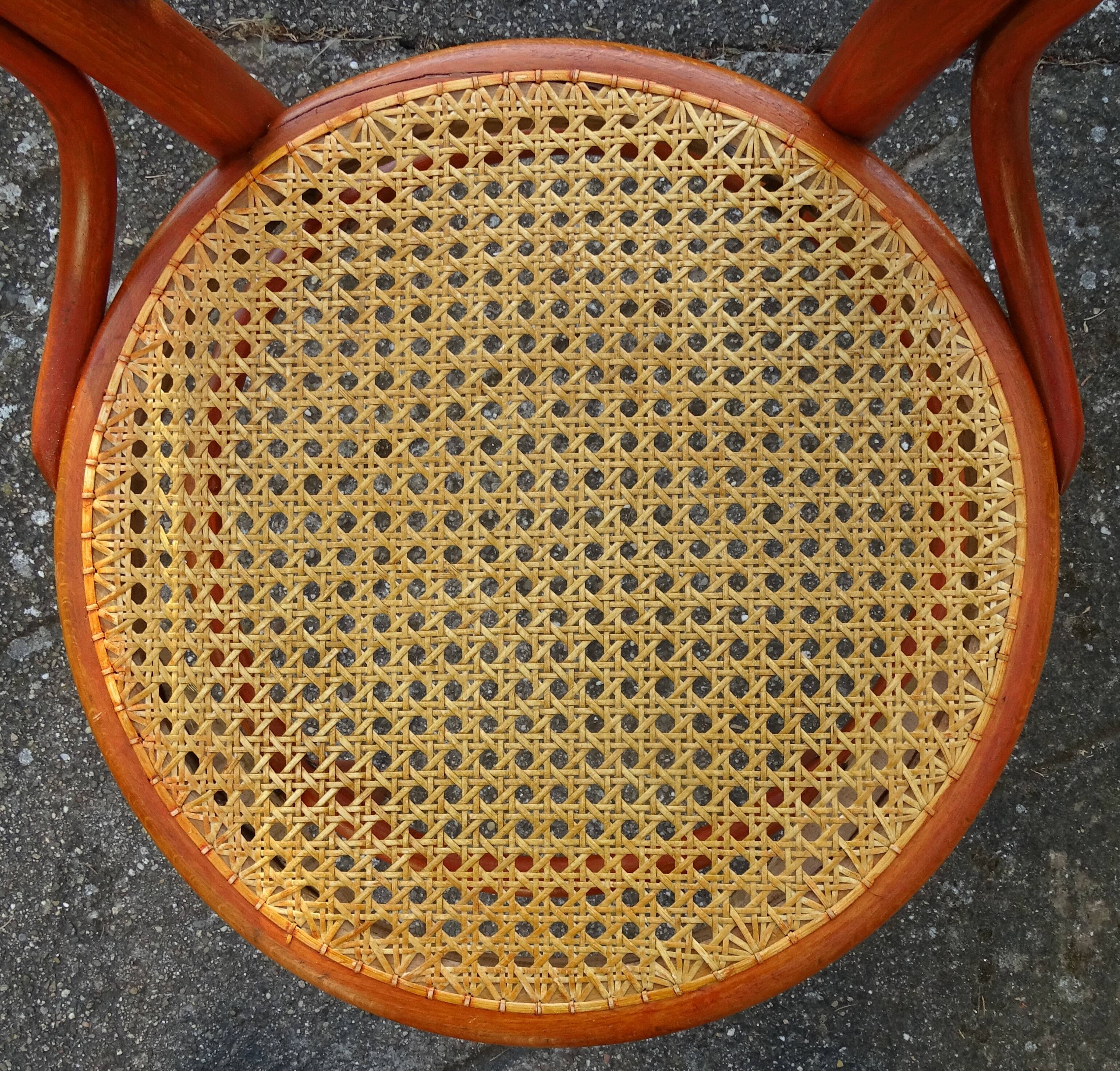 2 Chaise bistrot cannées N°14 de Joseph Hofmann "teinte merisier"