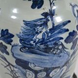 Vase maillet en porcelaine à décor bleu et blanc de phénix sur un rocher.