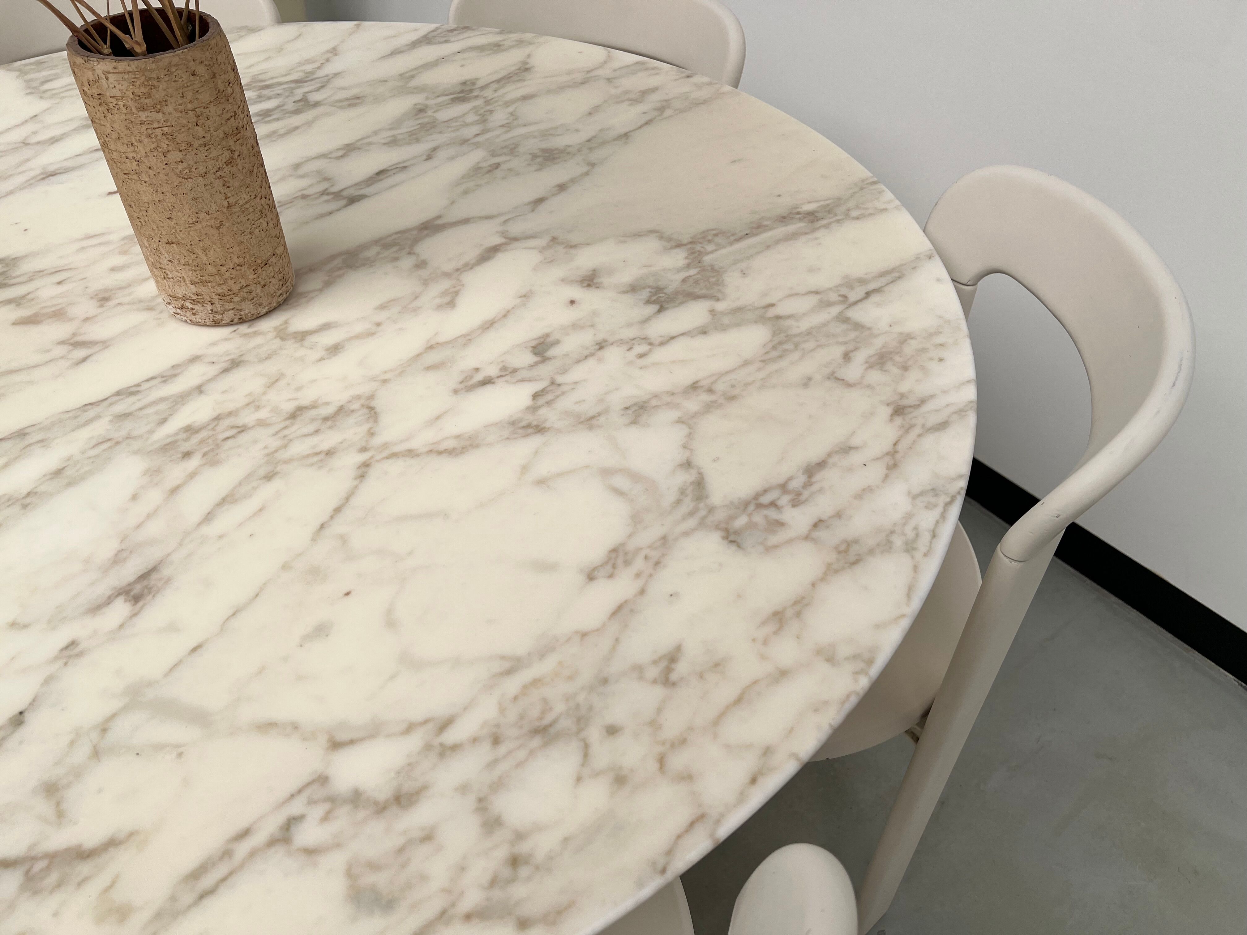 Florence Knoll round table, marble top and tulip base, circa 1960, Eero Saarinen