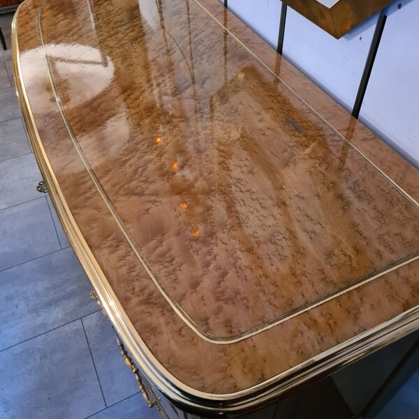 Commode de style en érable moucheté circa 1980