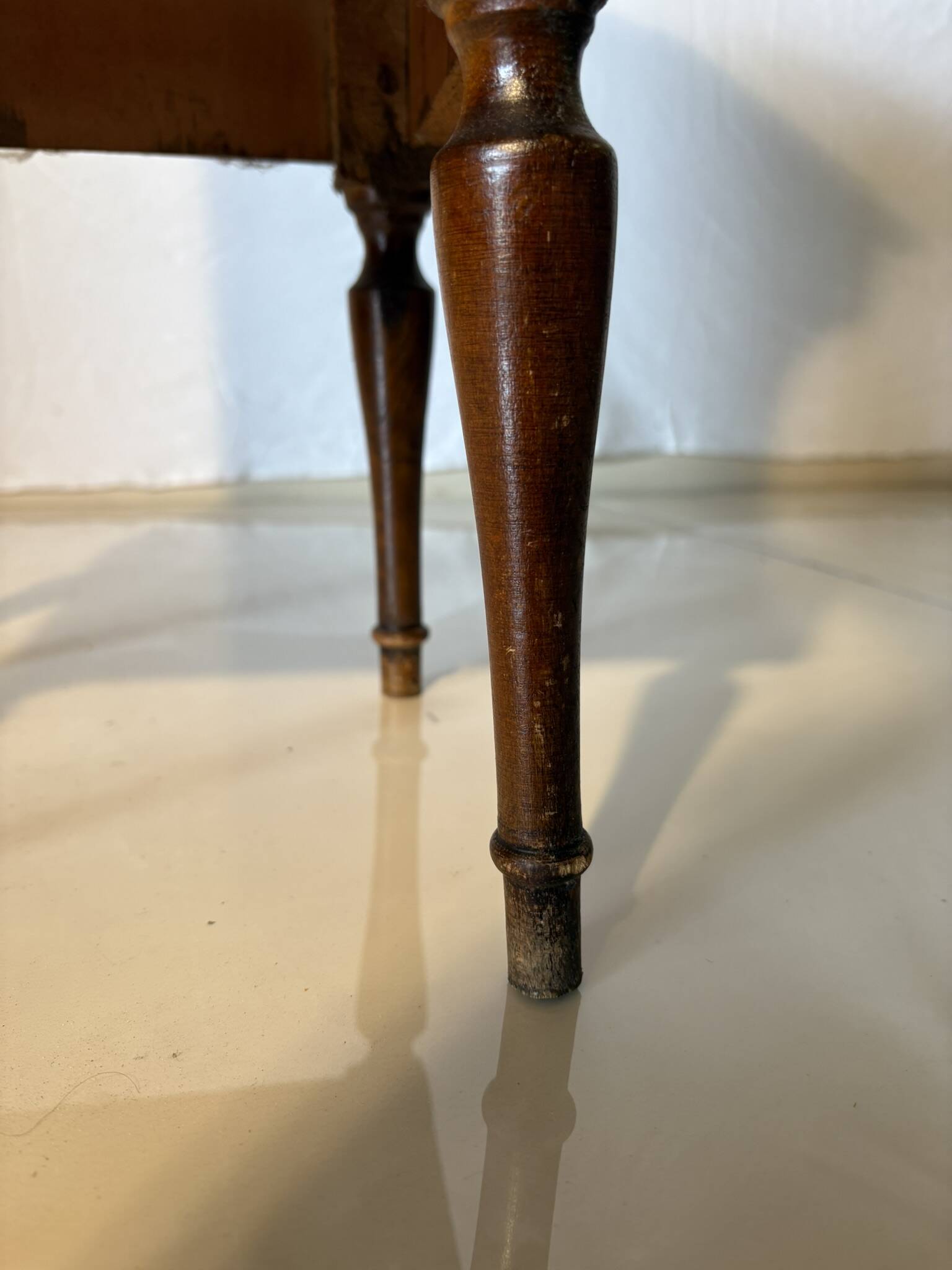 Vintage wooden magazine rack – curved lines and tapered legs