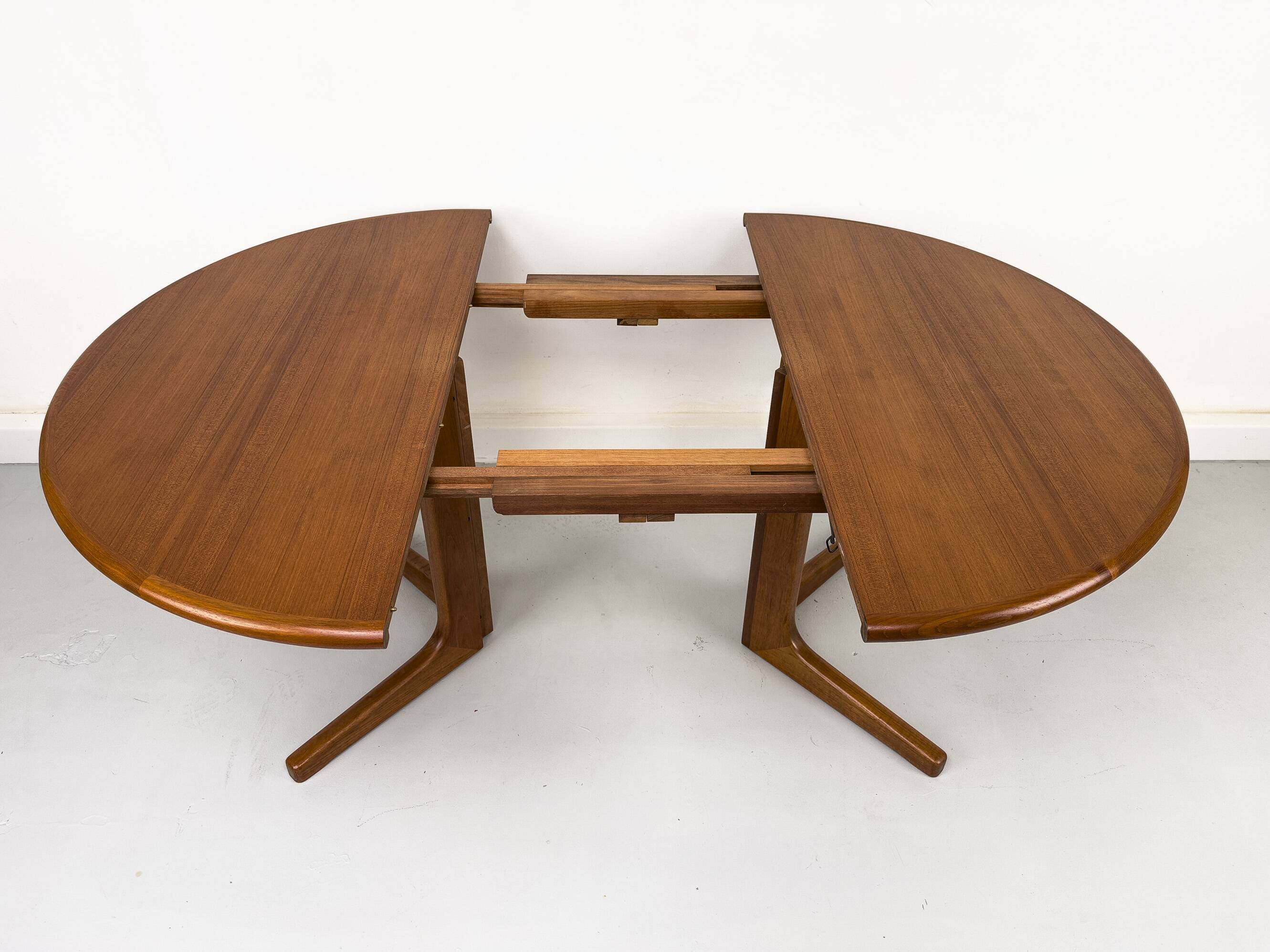 Table à manger ronde extensible danoise en teck, années 1970
