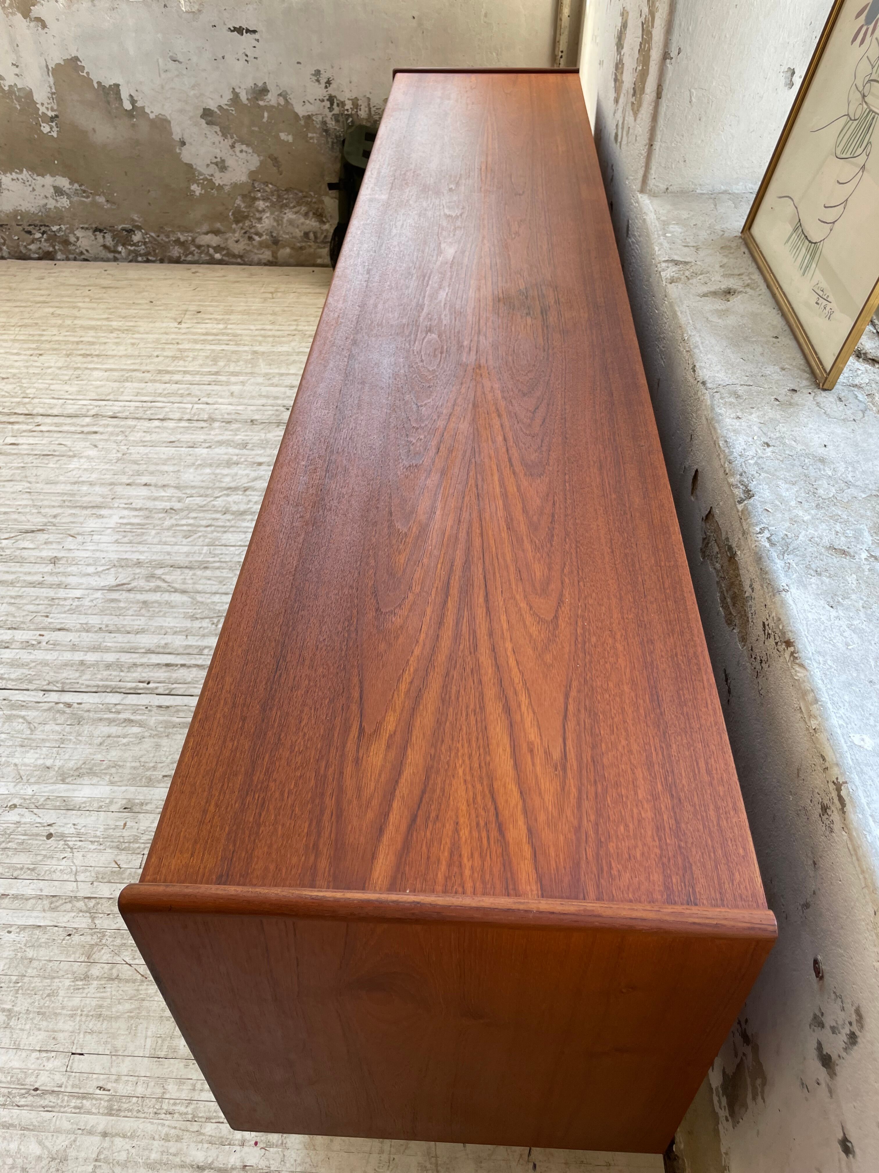 Teak row Johannes Andersen Samcom