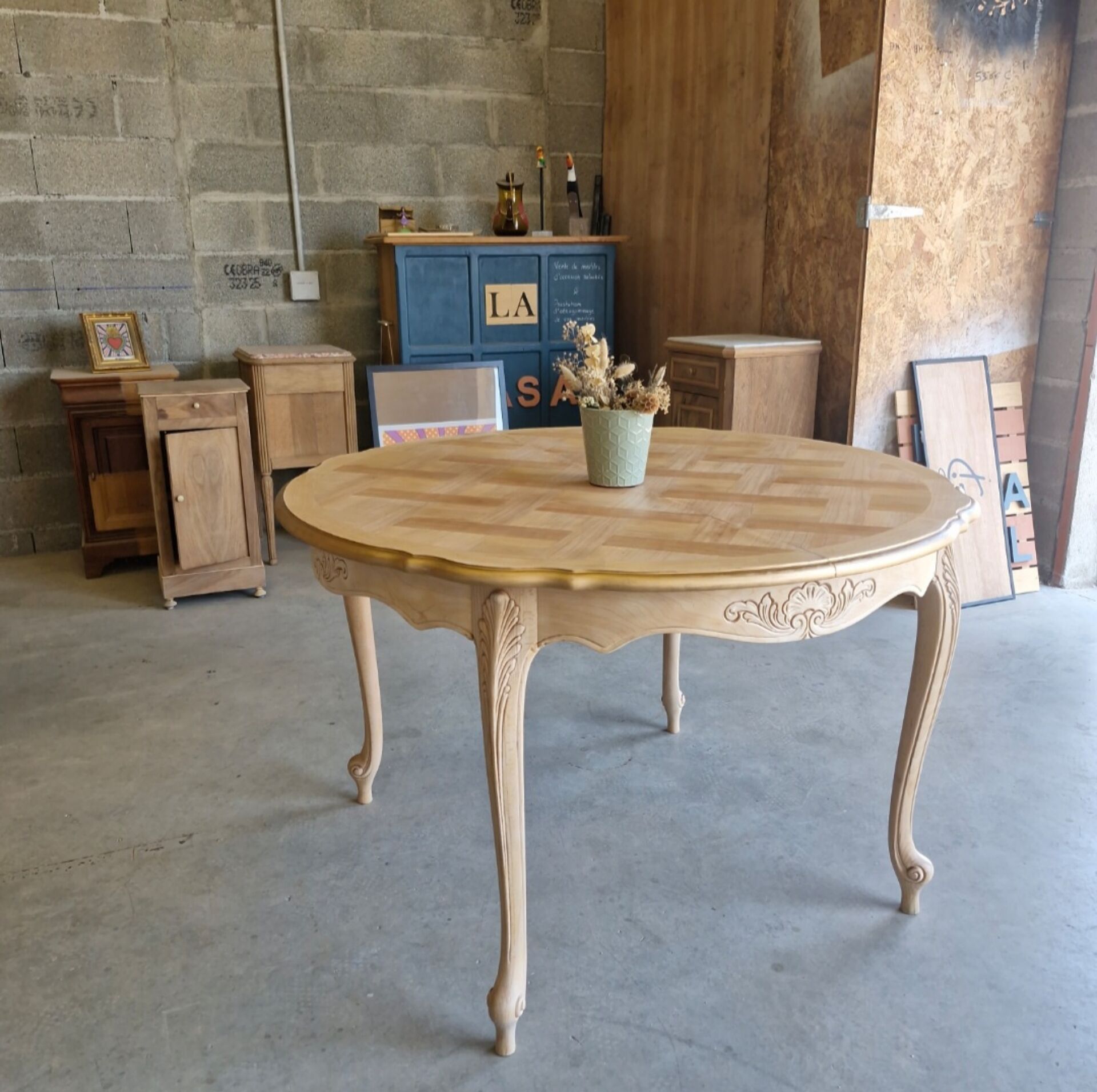 Round table made of cherry wood, sanded and varnished.