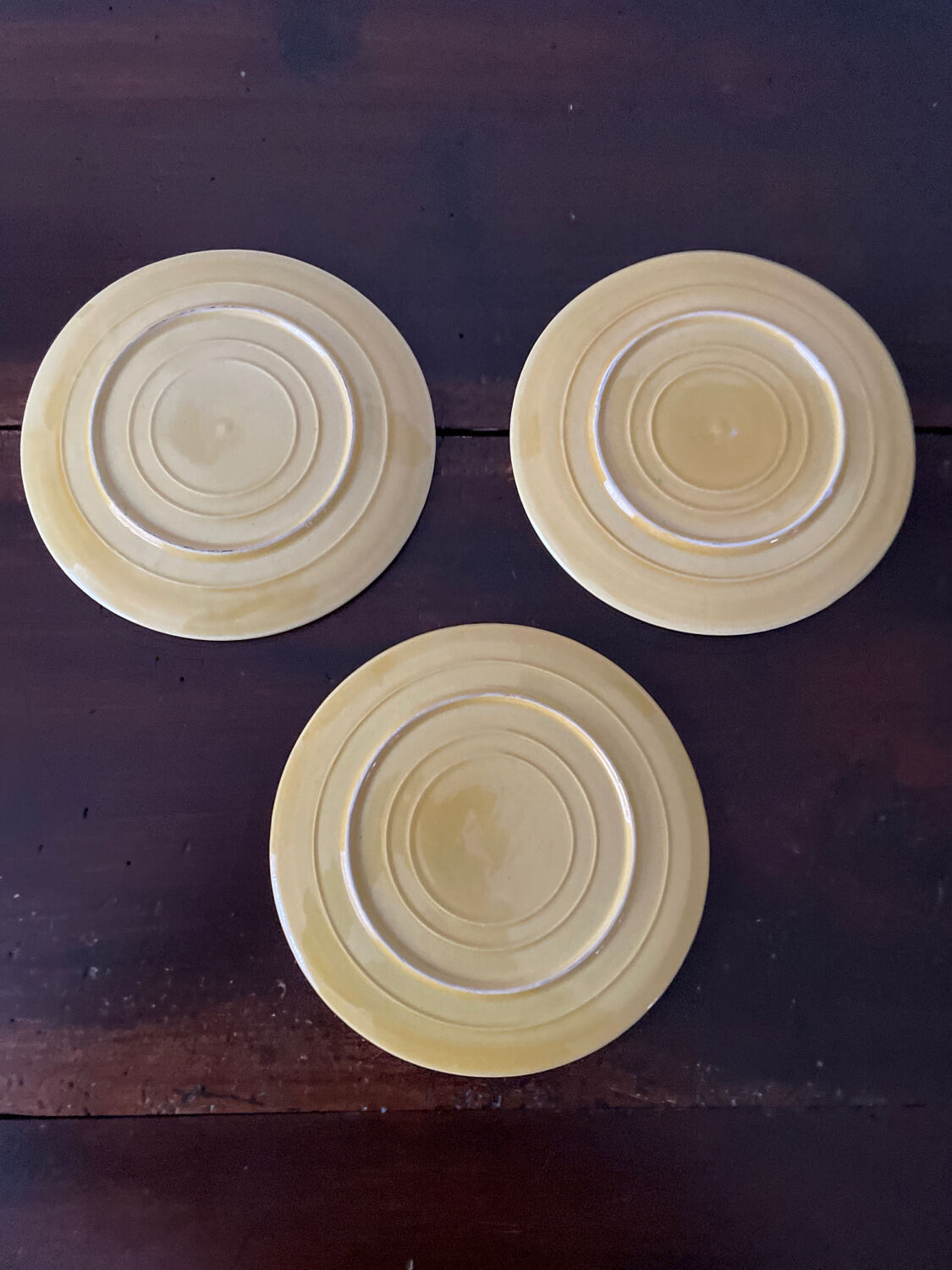 Set de 3 assiettes en barbotine années 1920