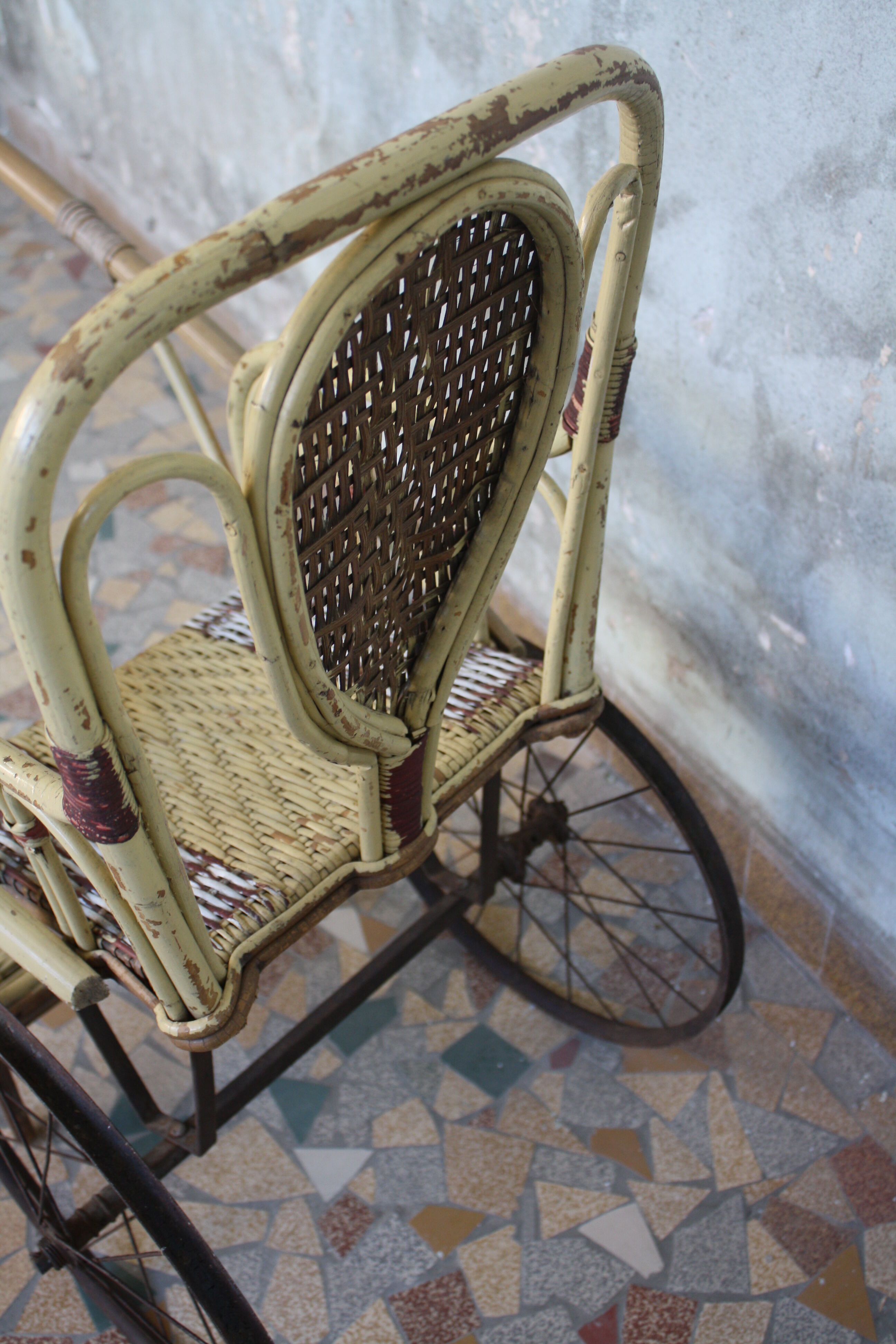 poussette ancienne en osier