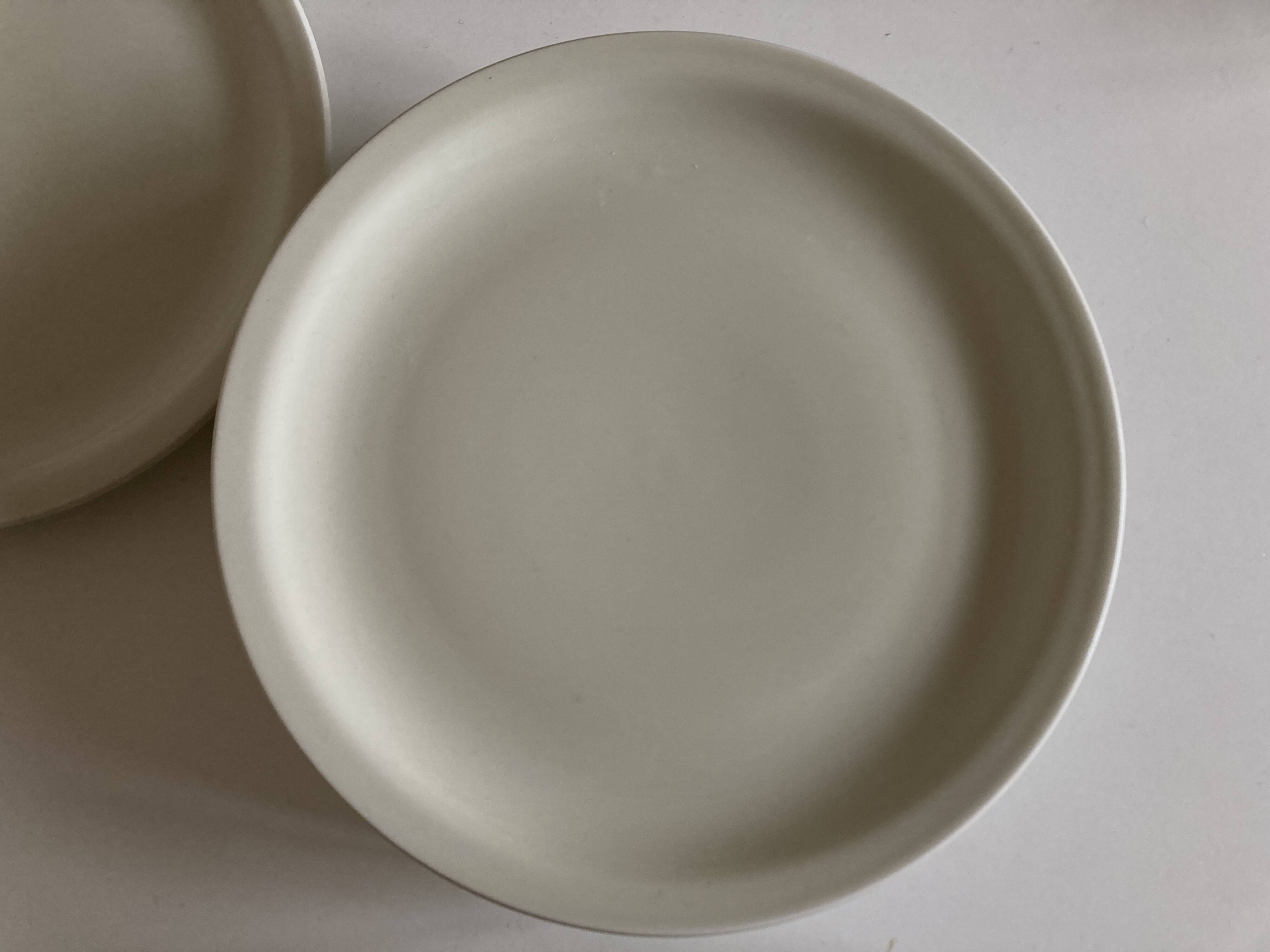 Set of 7 Scandinavian modernist flat plates in ivory earthenware