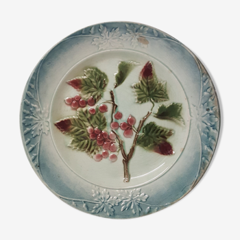 Plate in dabbling grape cluster decoration