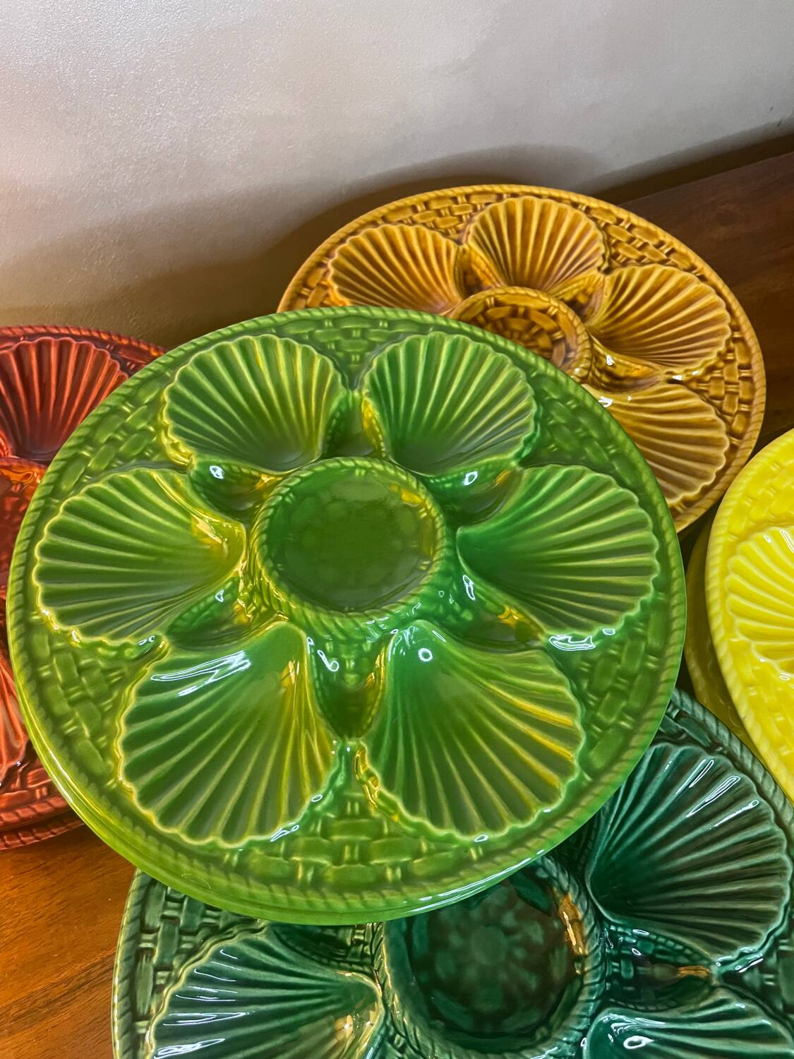 10 colorful oyster plates