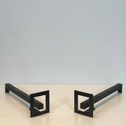 Paire de chenets modernistes en acier et fer forgé