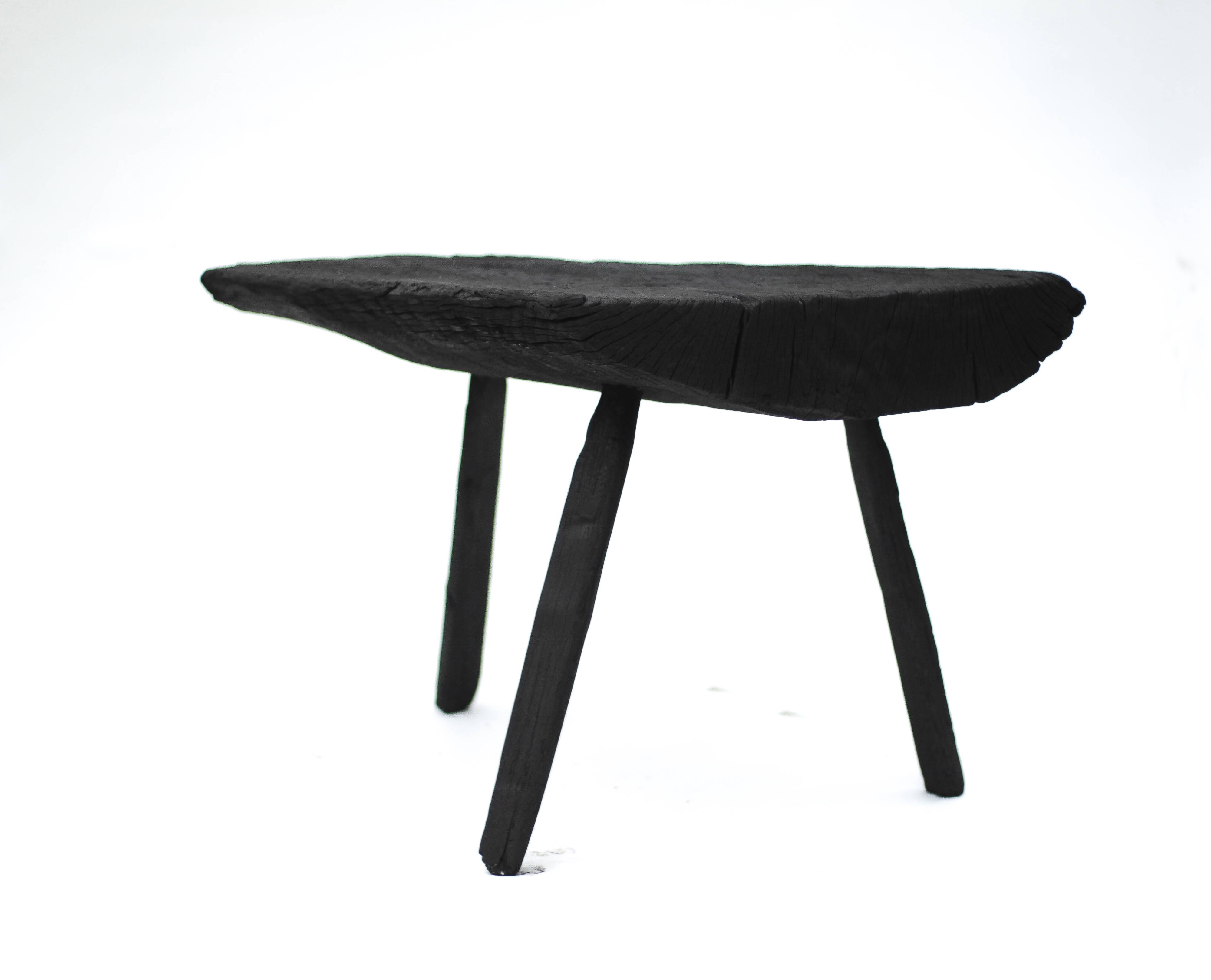 Table basse brutaliste tripode