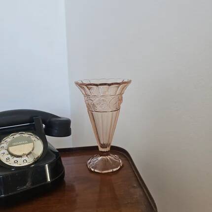 Scailmont glass vase in pressed pink glass - Art Deco Belgium