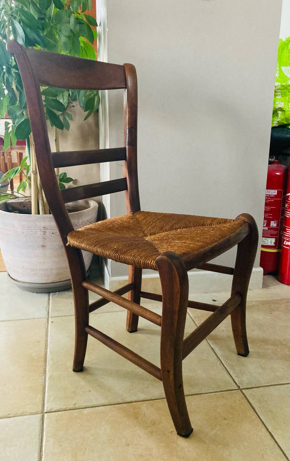 Louis Philippe straw chair from the 19th century in solid walnut, dowelled.