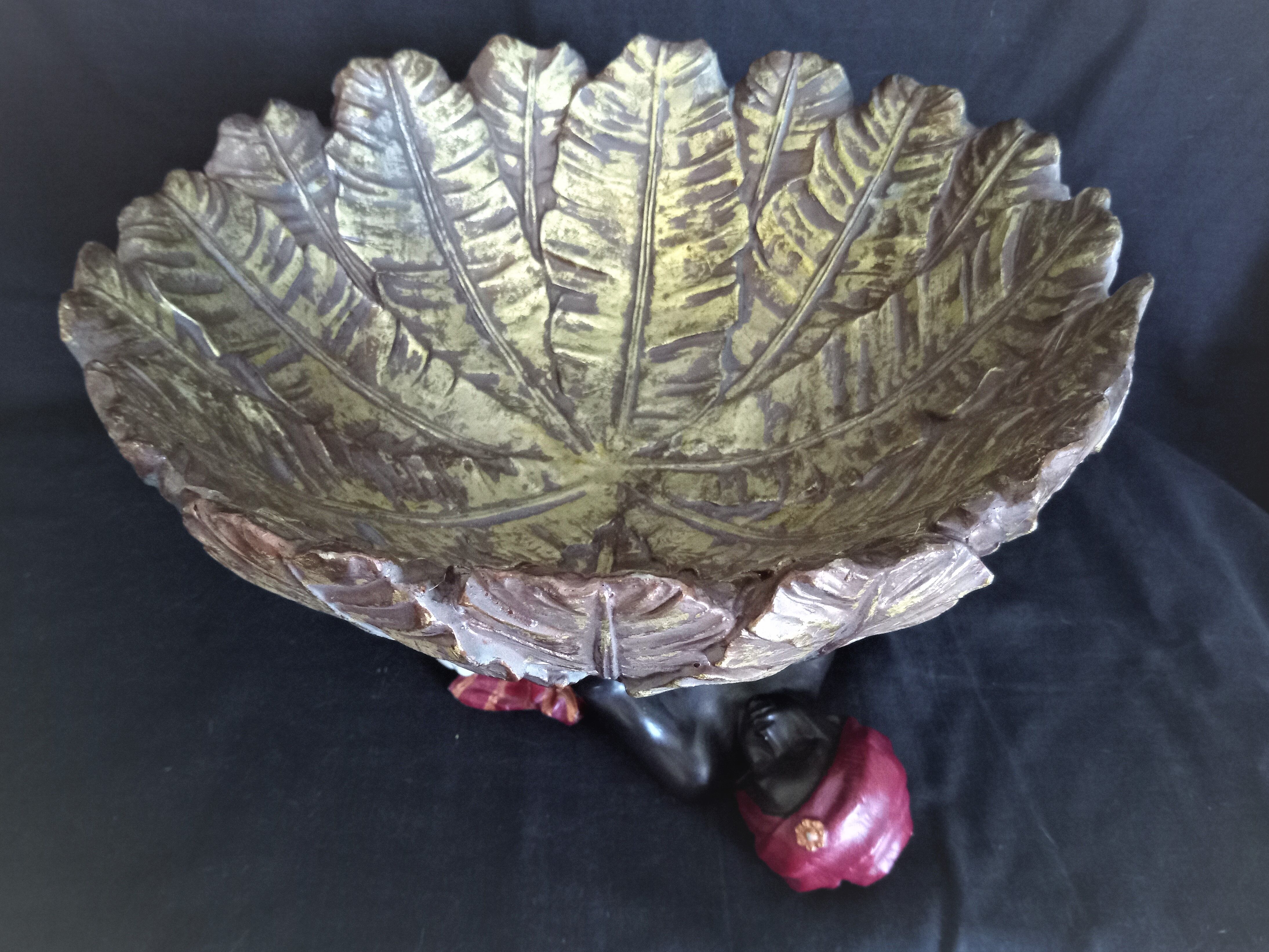 Centerpiece (empty pocket) in resin with African character