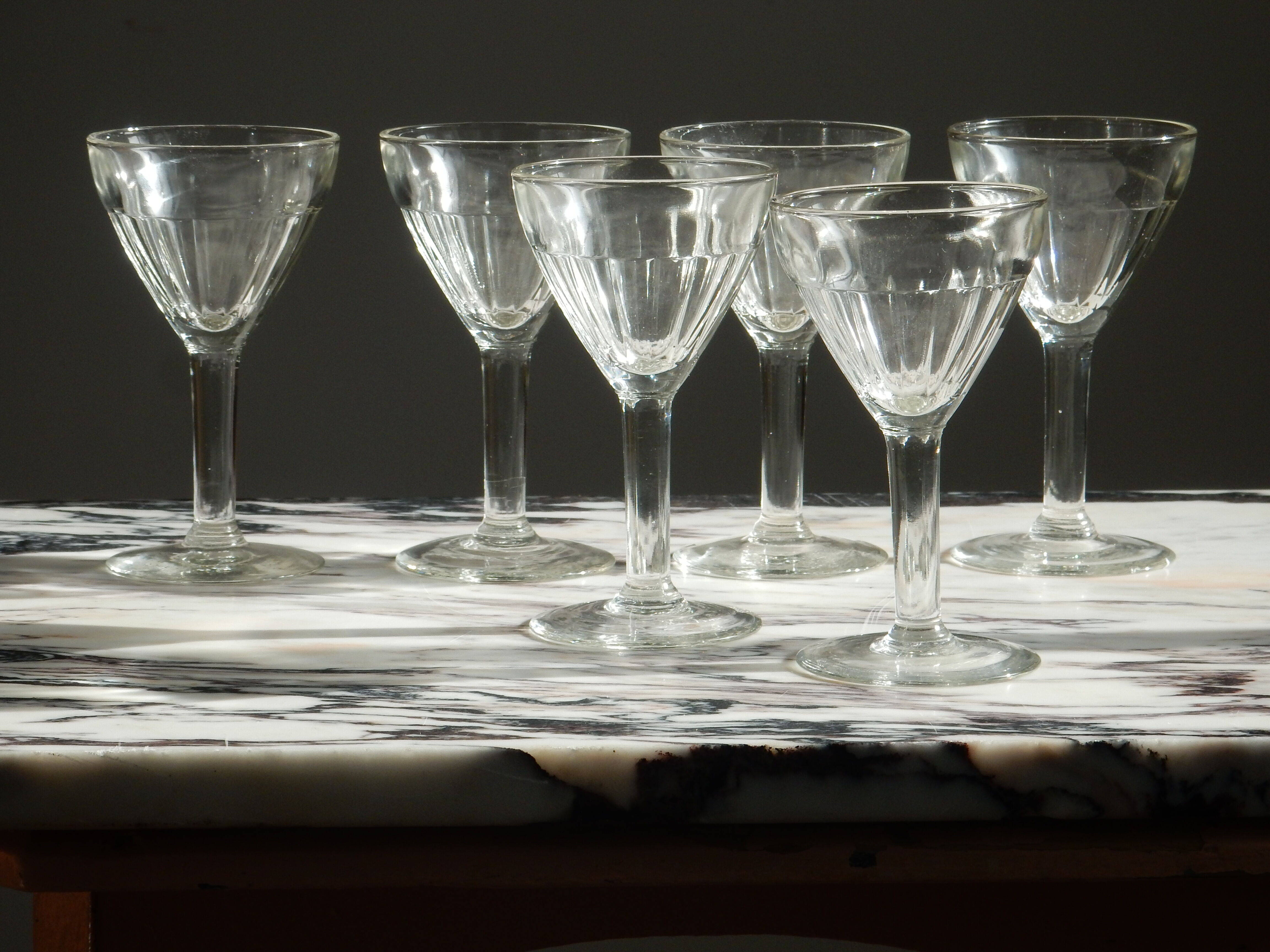 6 glasses of French bistro from the 1930s