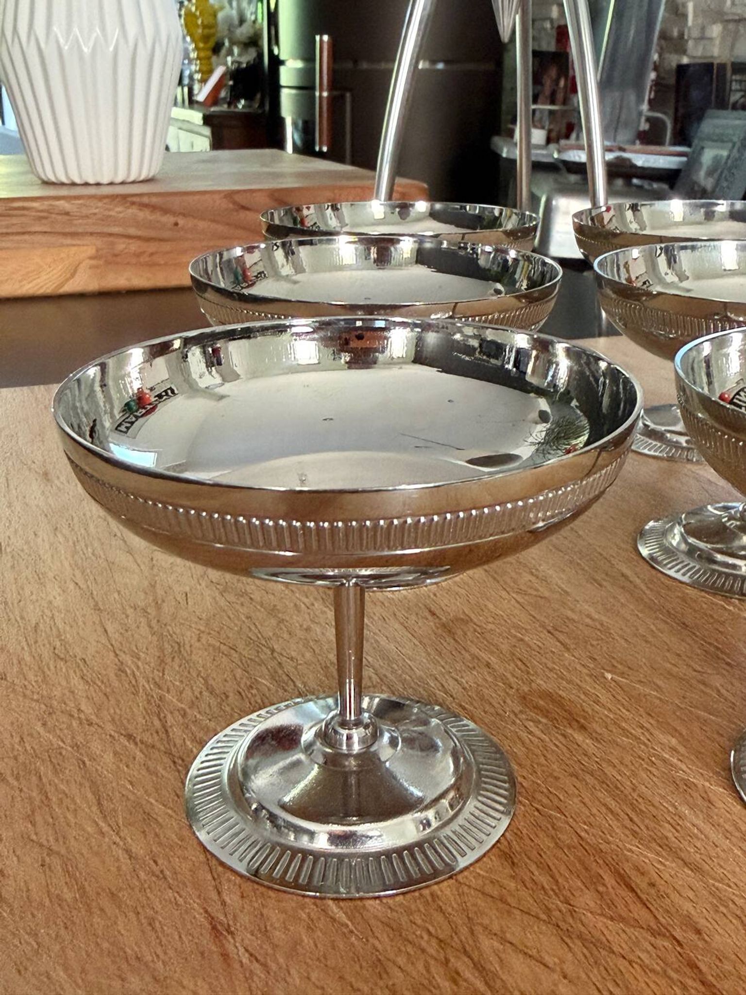 Set of 6 vintage ice cream or cocktail cups in shiny stainless steel.