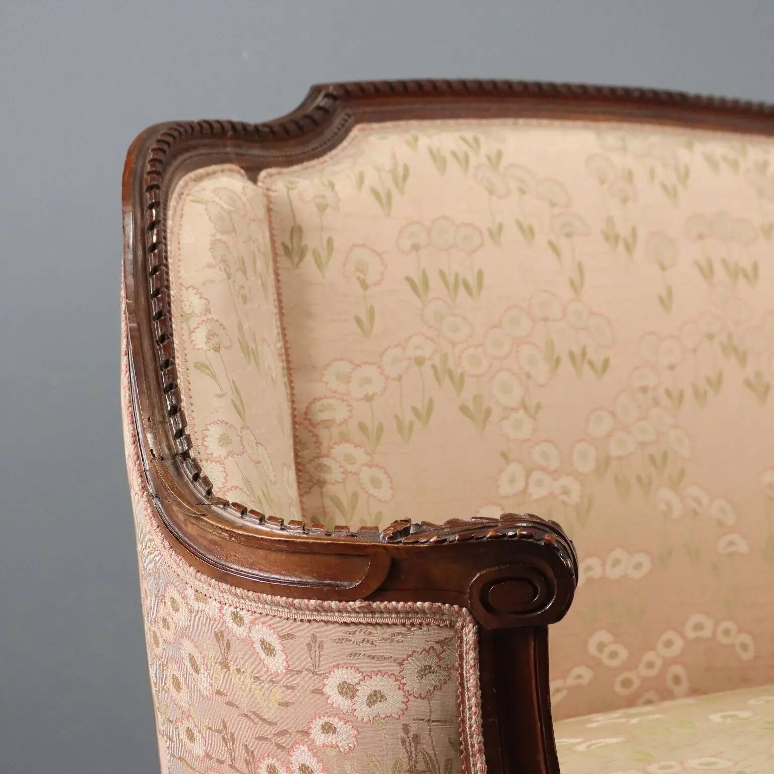 Antique neoclassical canapé in carved walnut from the 19th century.