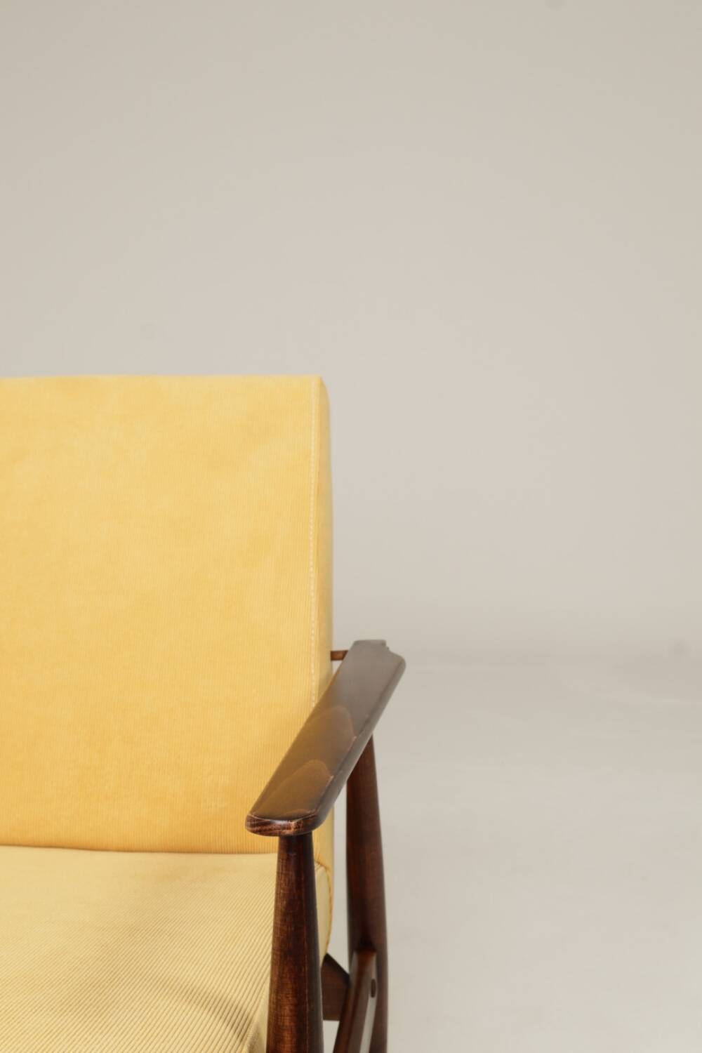 Fauteuil vintage pastel jaune velours côtelé et repose - pieds