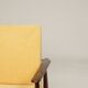 Fauteuil vintage pastel jaune velours côtelé et repose - pieds