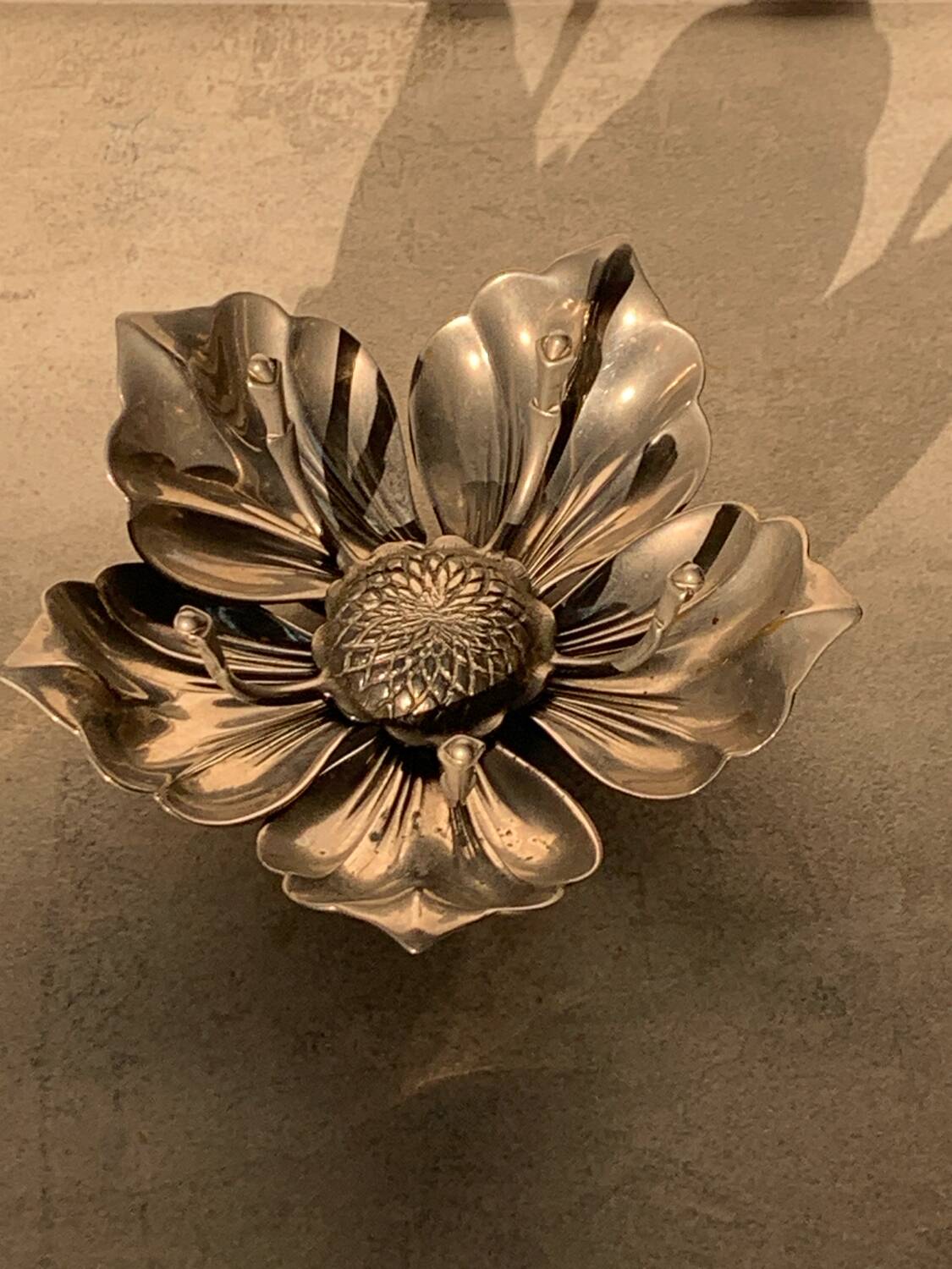 Silver metal flower with removable petals