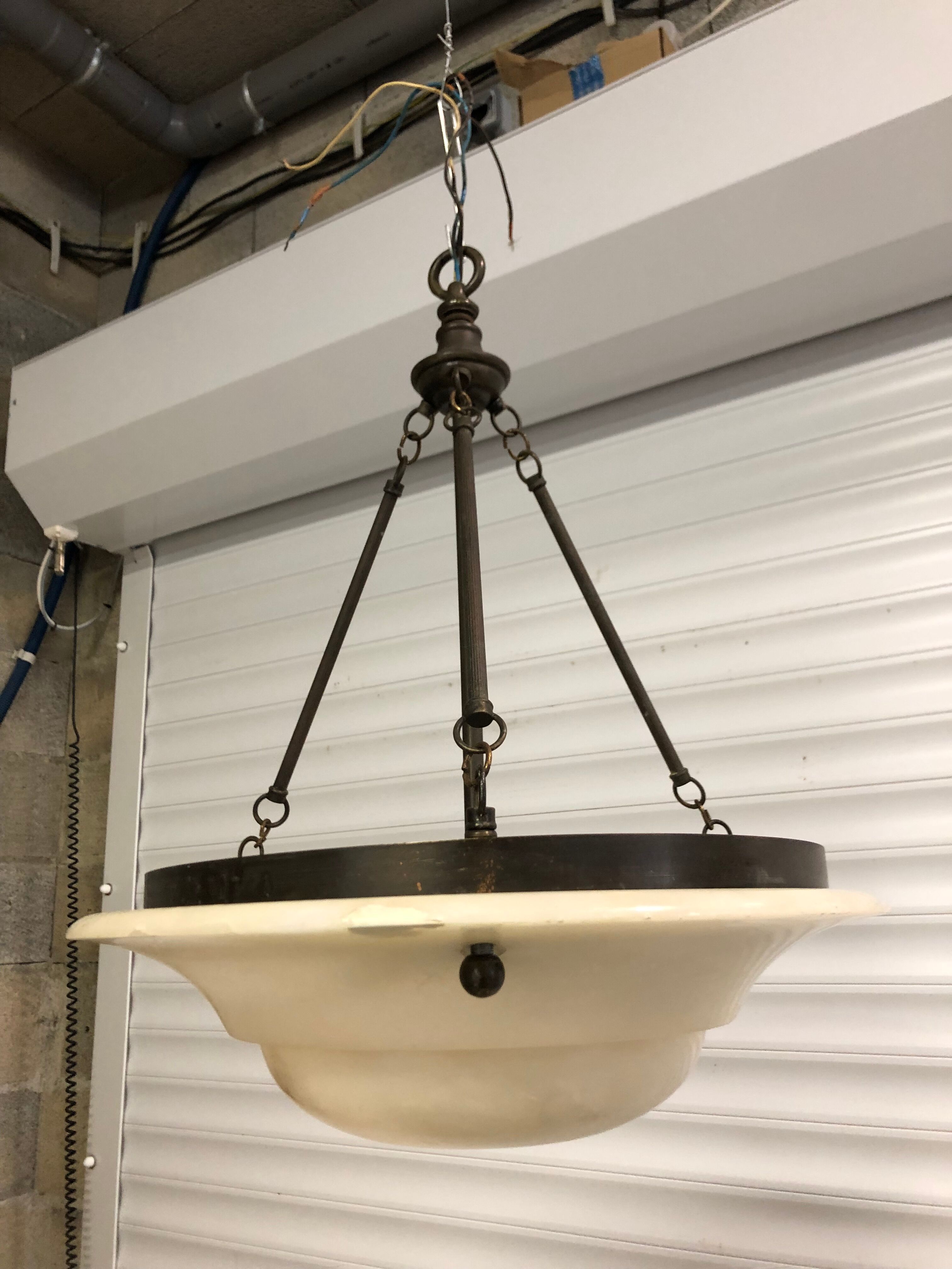 Chandelier in white alabaster and antique brass.