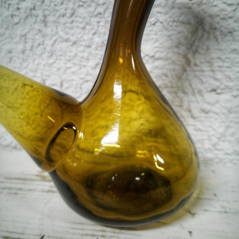 Catalan cues in amber glass