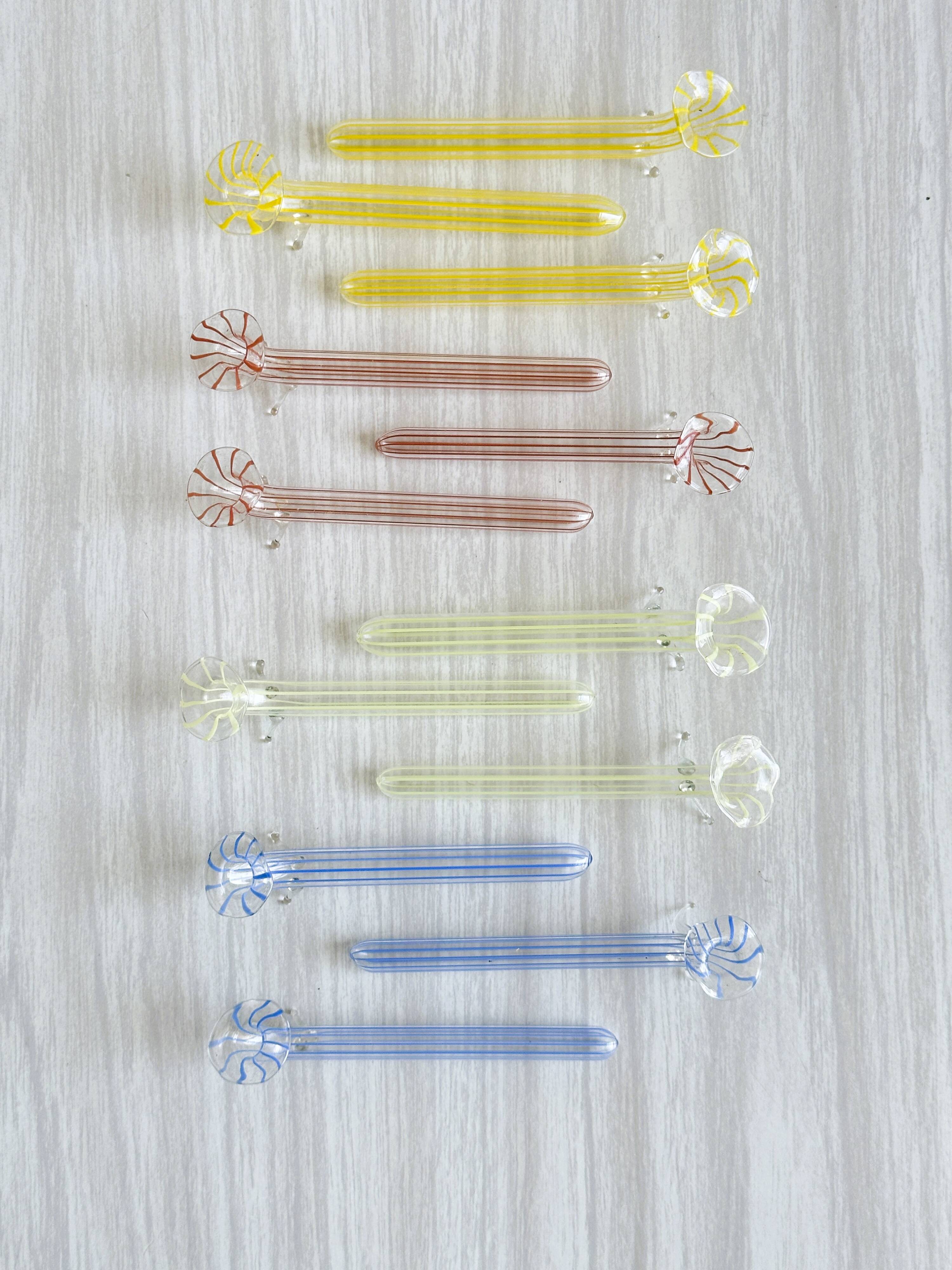 12 porte-couteaux en verre soufflé coloré, design rayé.