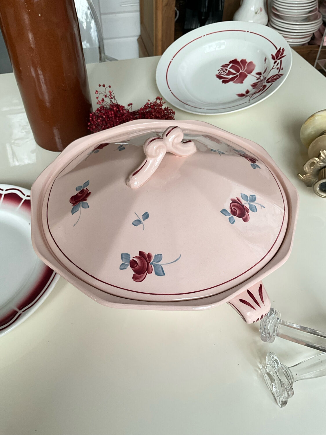 Saint Amand soup tureen, Pompadour model