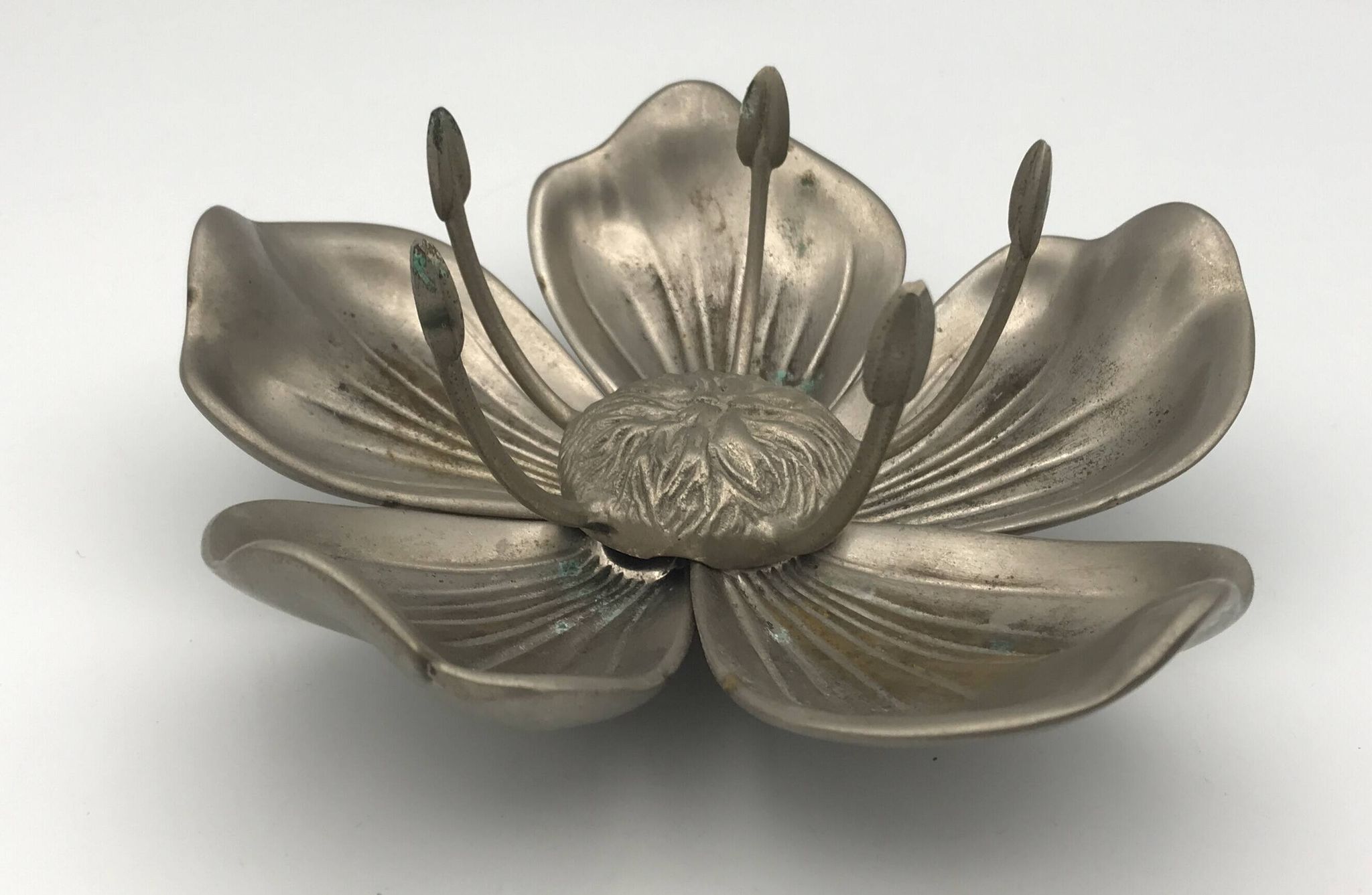 Vintage lotus flower ashtray with 5 removable petals in silver metal