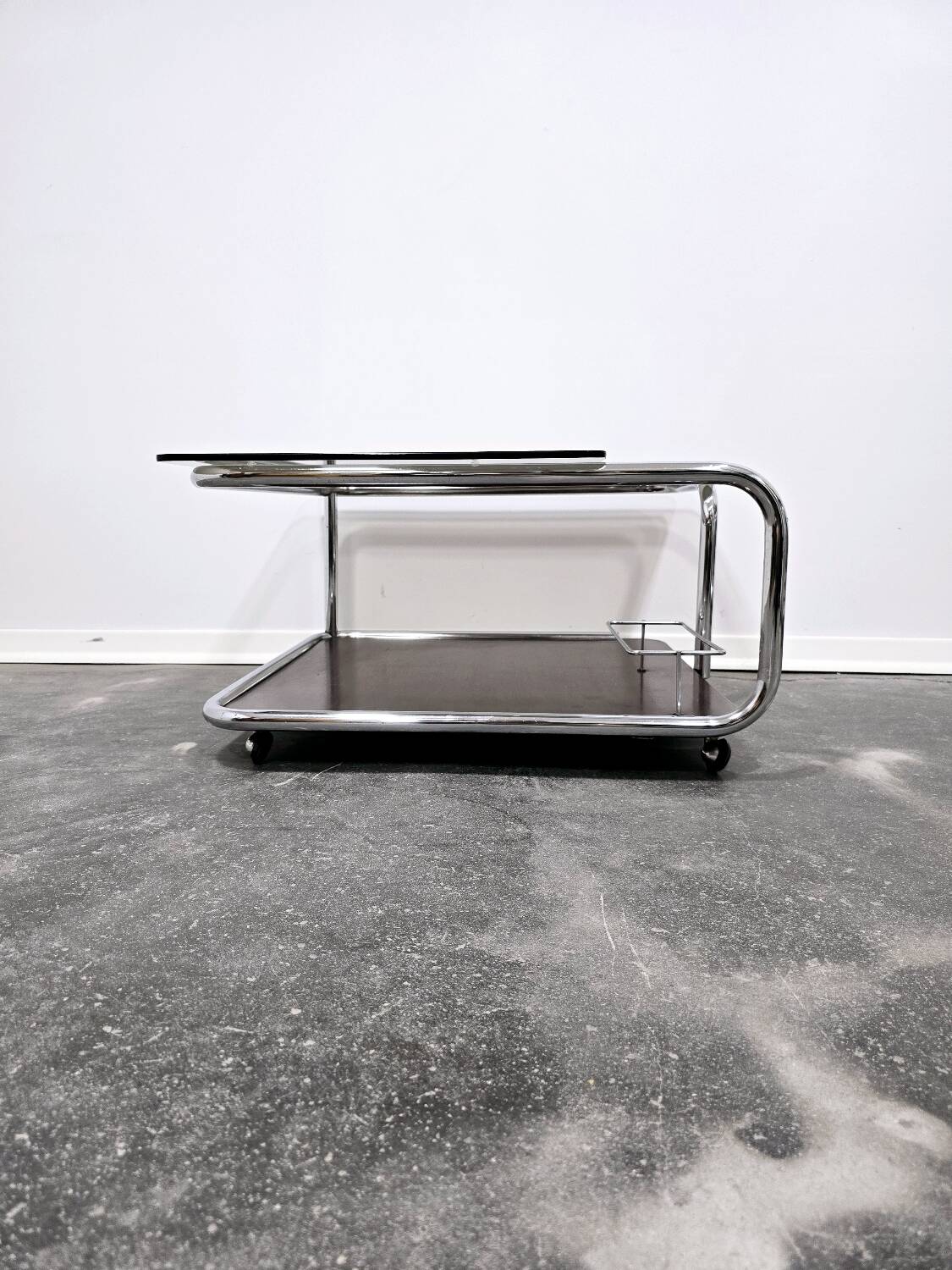 Table basse bauhaus en noyer des années 1970