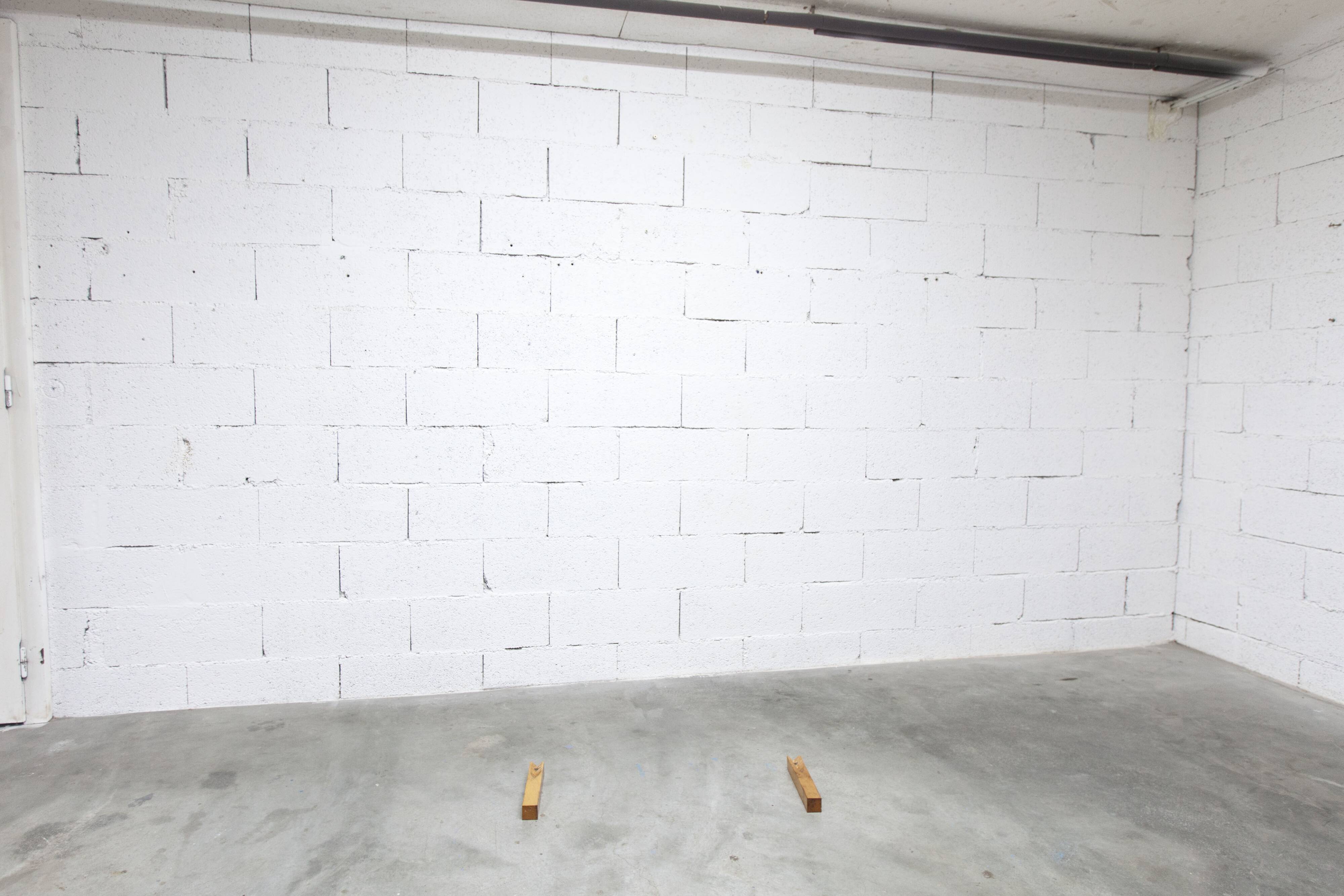 French wardrobe with tapered legs, 3 doors, 1 mirror (27*130), and 1 drawer.