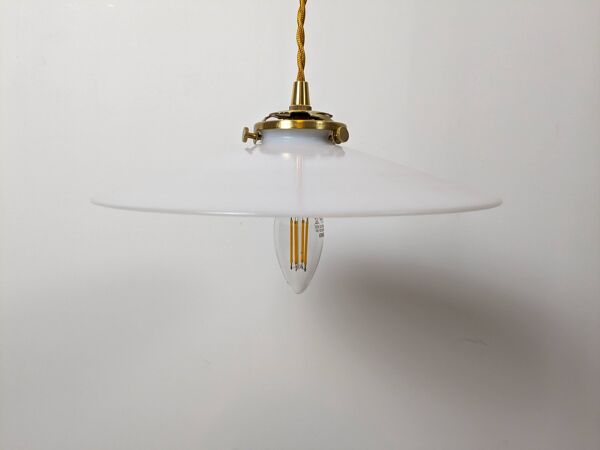 Suspension vintage en opaline blanche, luminaire élégant à lumière douce