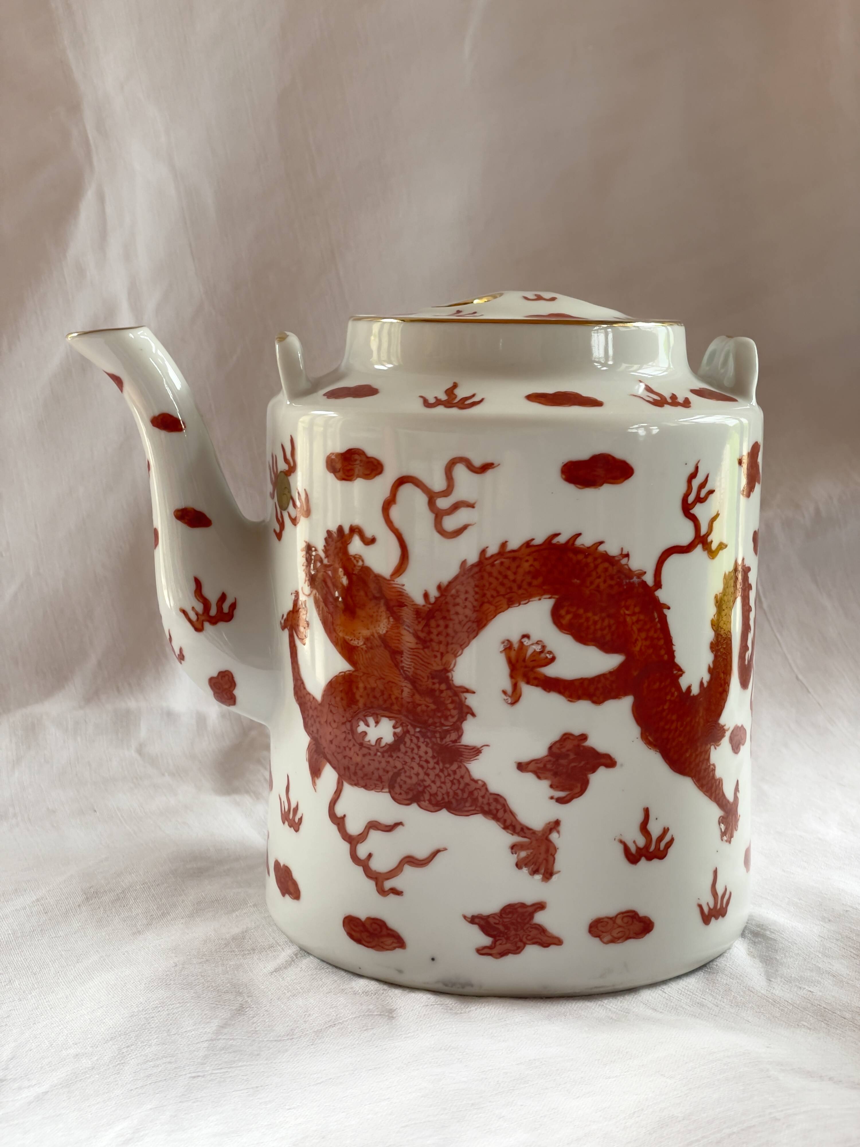 Teapot decorated with 2 dragons Republic 1912-1949 China