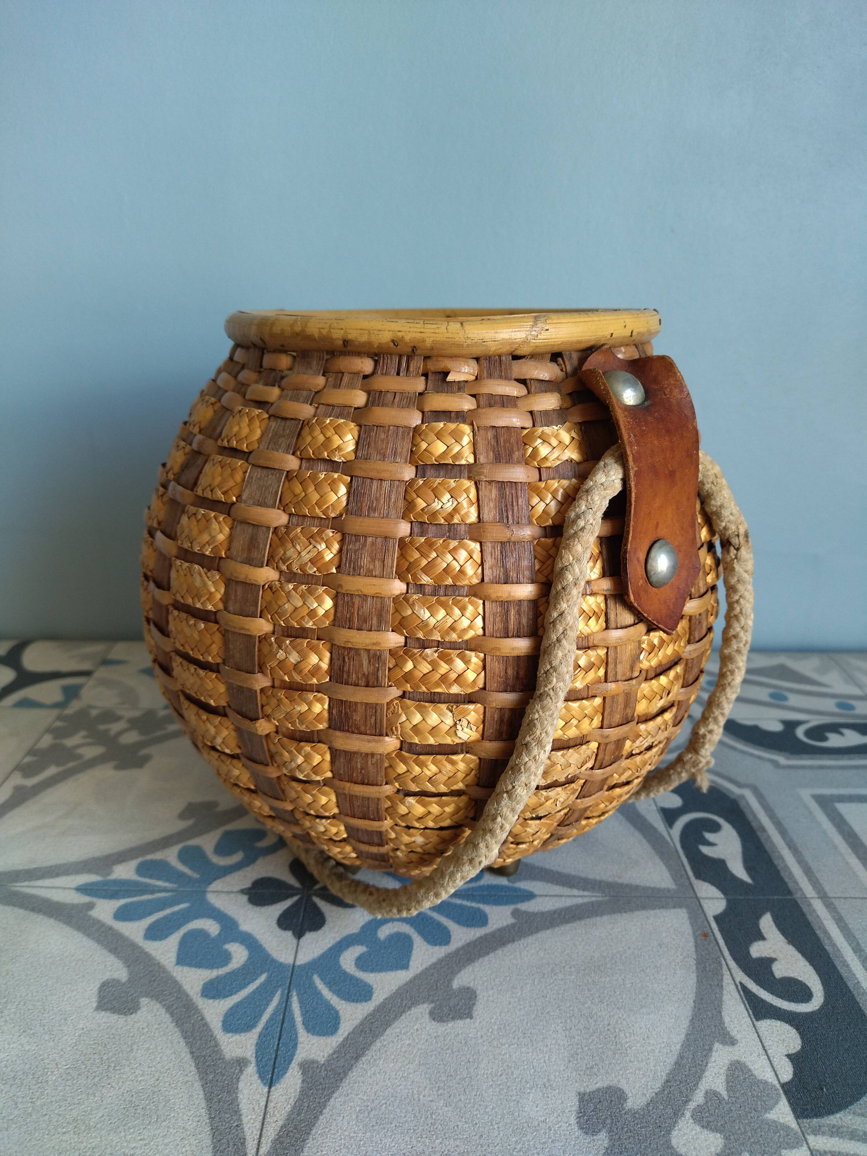 Wicker/rattan basket with handles