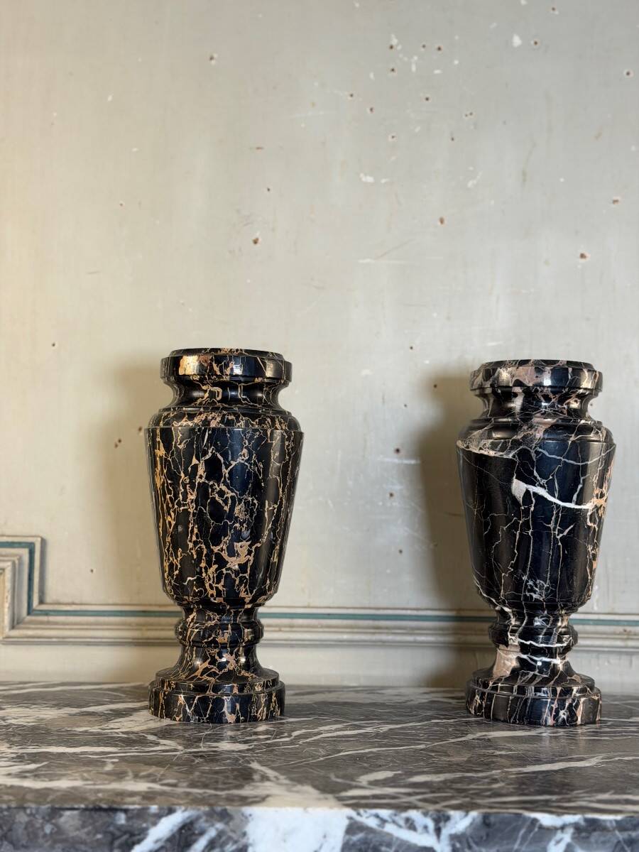 Paire de vases en marbre Portor, vers 1920
