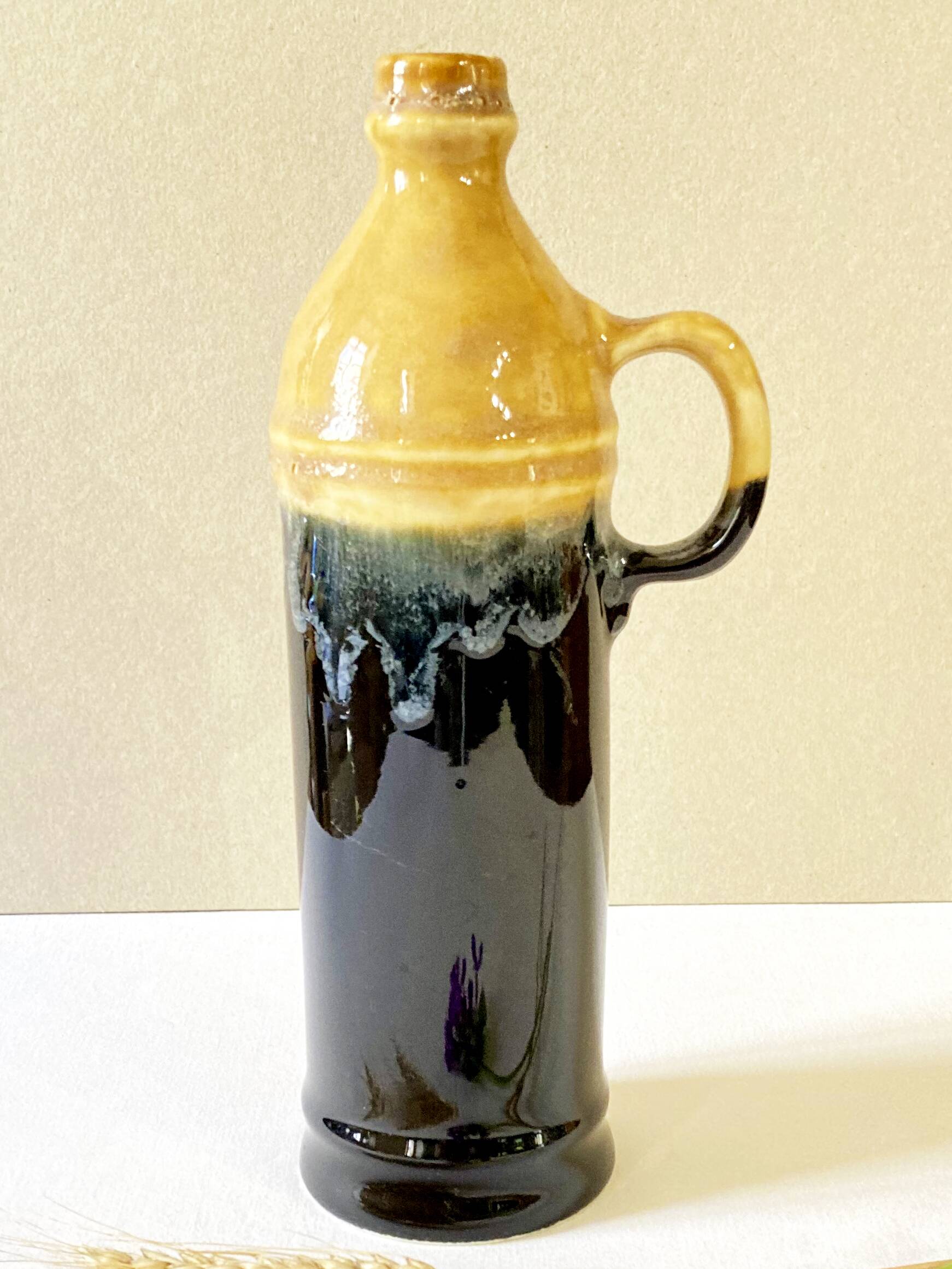 Enameled ceramic bottle with handle