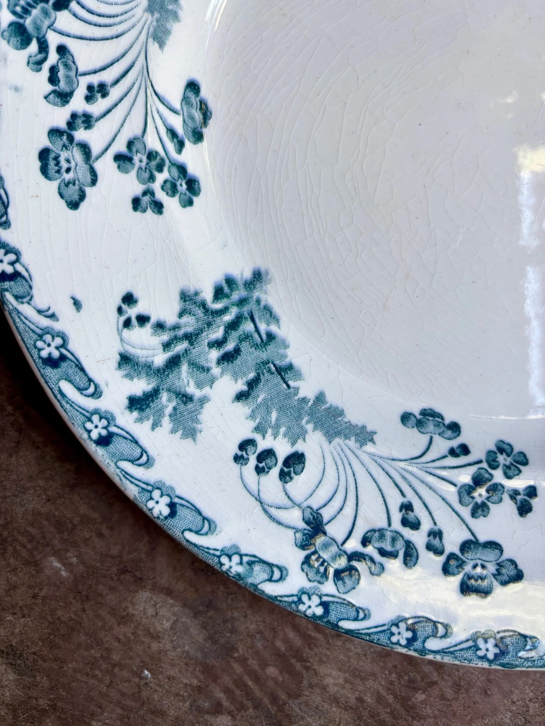 Round plate Longwy in blue ironstone, "Chartres" service.