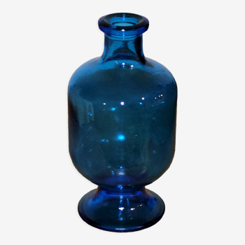 Vase bleu sur pied
