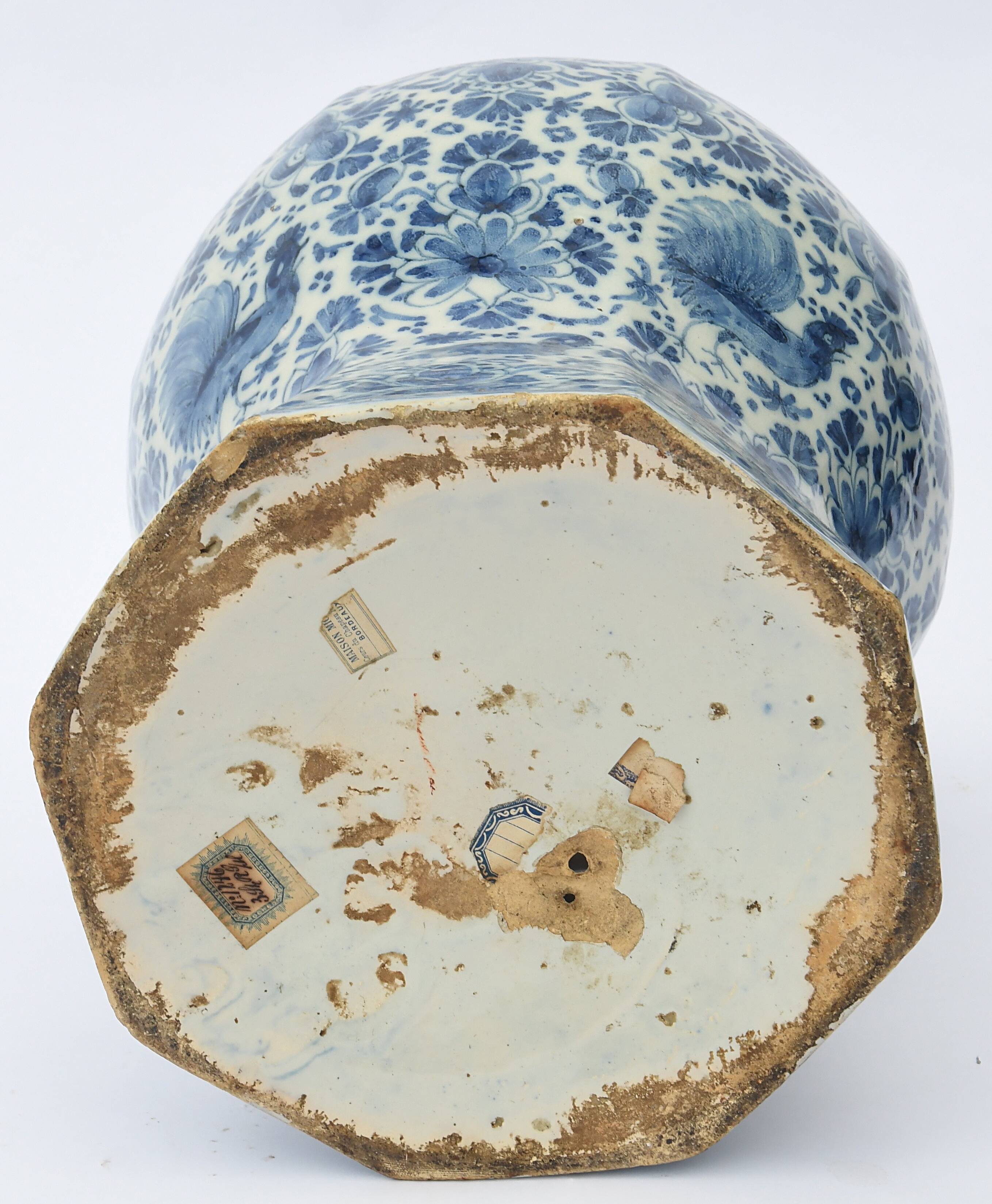 Vase en faïence à décor blanc-bleu d'oiseaux