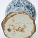 Vase en faïence à décor blanc-bleu d'oiseaux