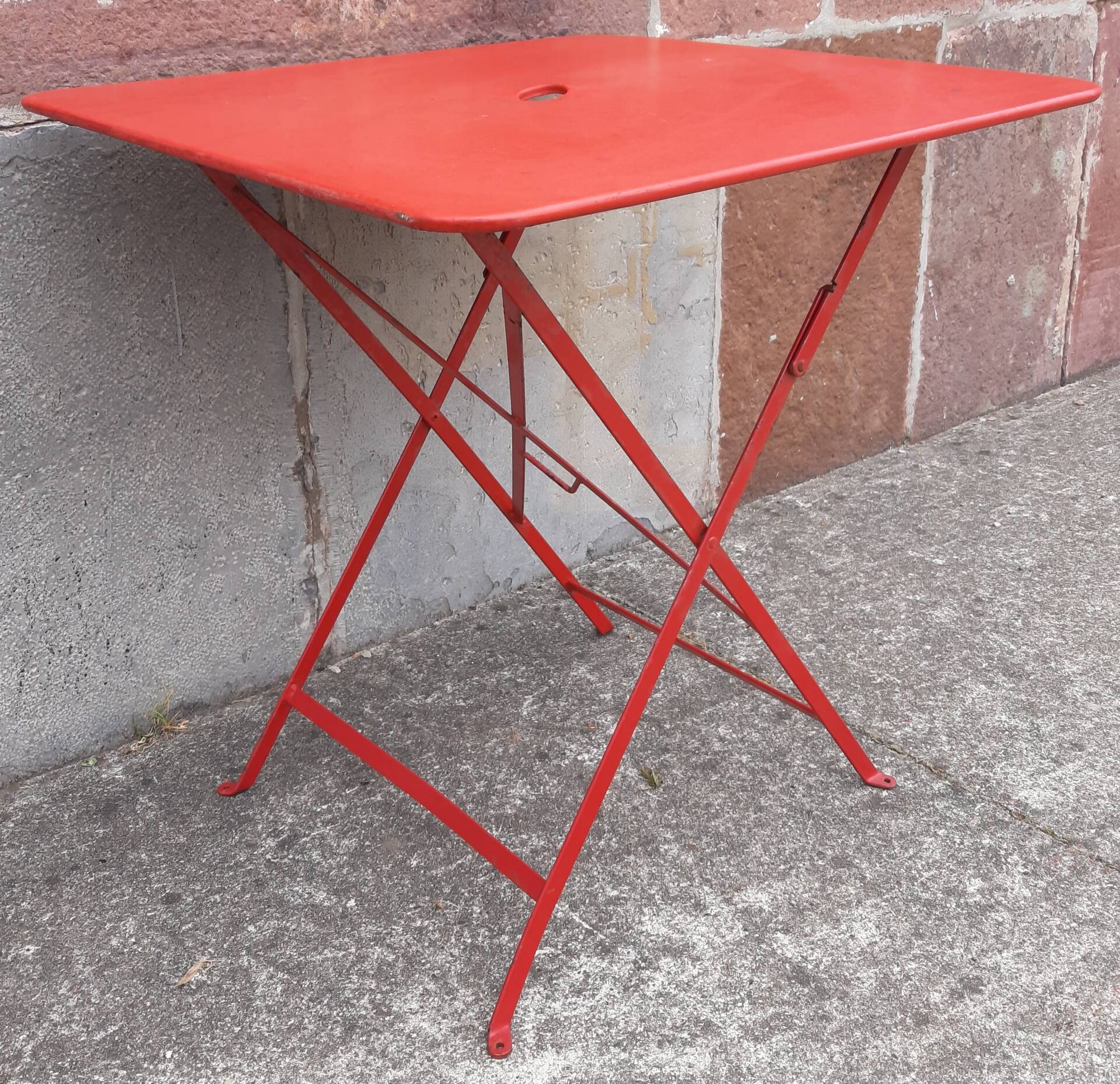 Folding bistro or garden table, made of metal. (Individually or in sets)