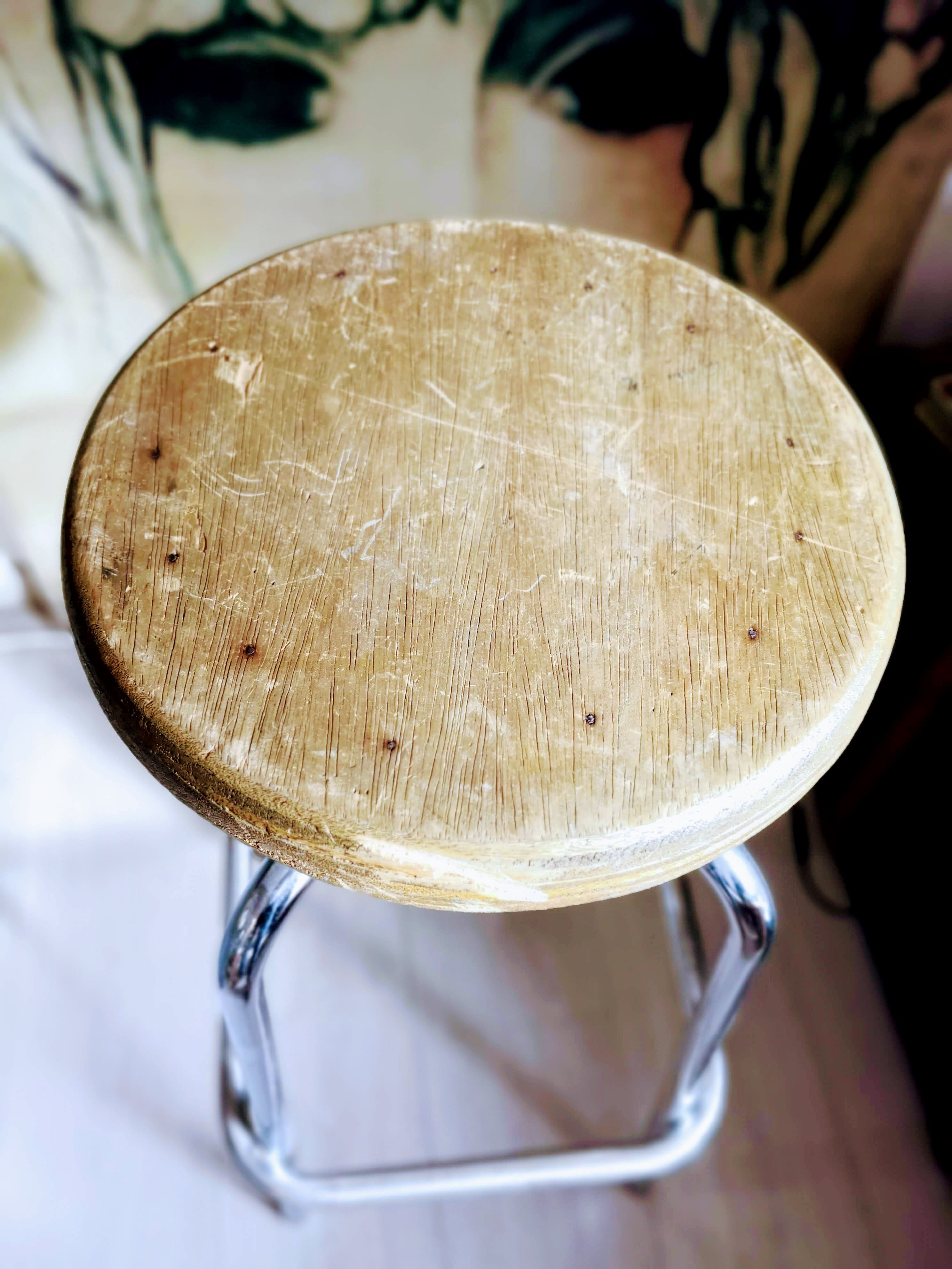 Industrial stool with screw