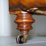 Victorian Chesterfield canapé from 1890 in restored leather, stamped Cornelius V. Smith.