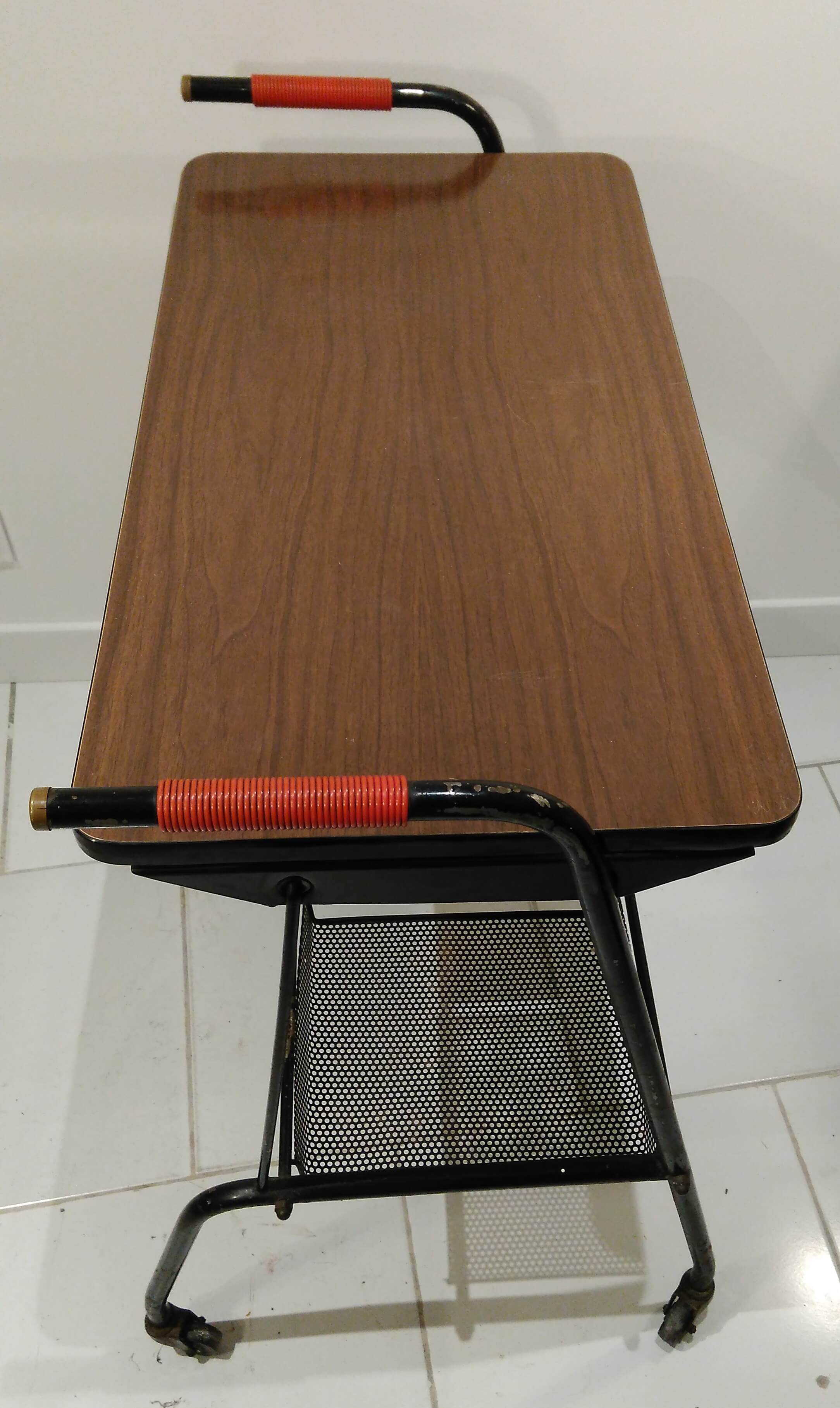 Red scoubidou handles wheeled serving table