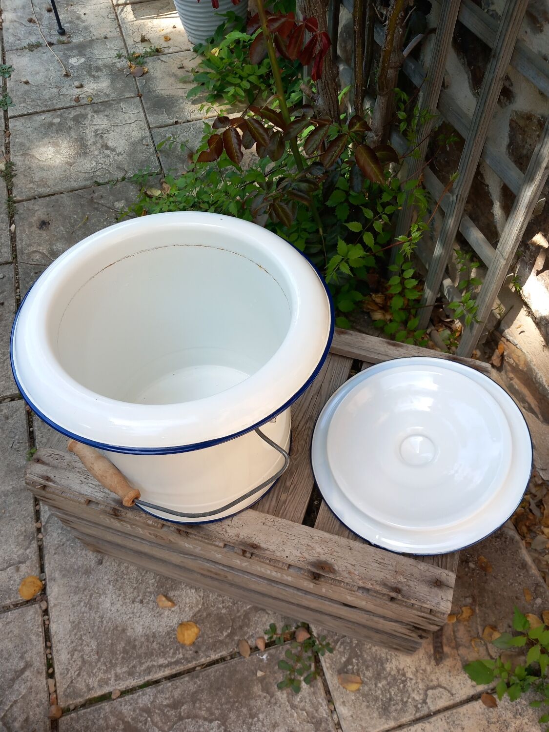 Enamelled sheet metal chamber pot / bucket