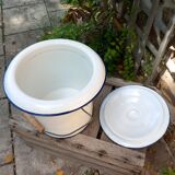 Enamelled sheet metal chamber pot / bucket