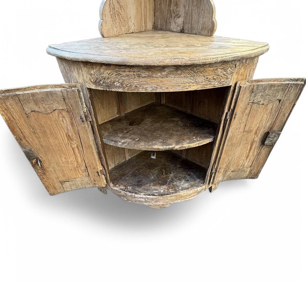 19th-century patinated pine corner buffet from England with shelves.