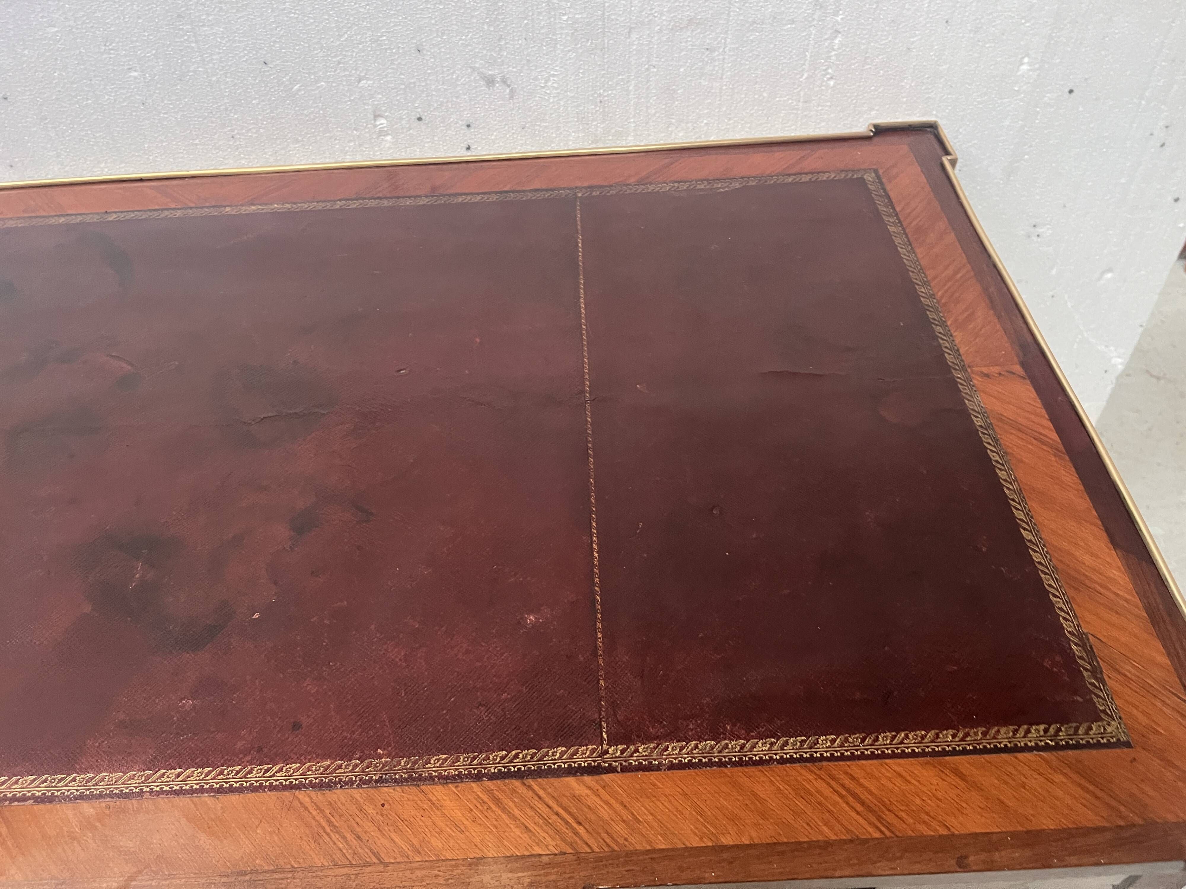 Louis XVI flat desk in mahogany veneer and rosewood, 18th century.